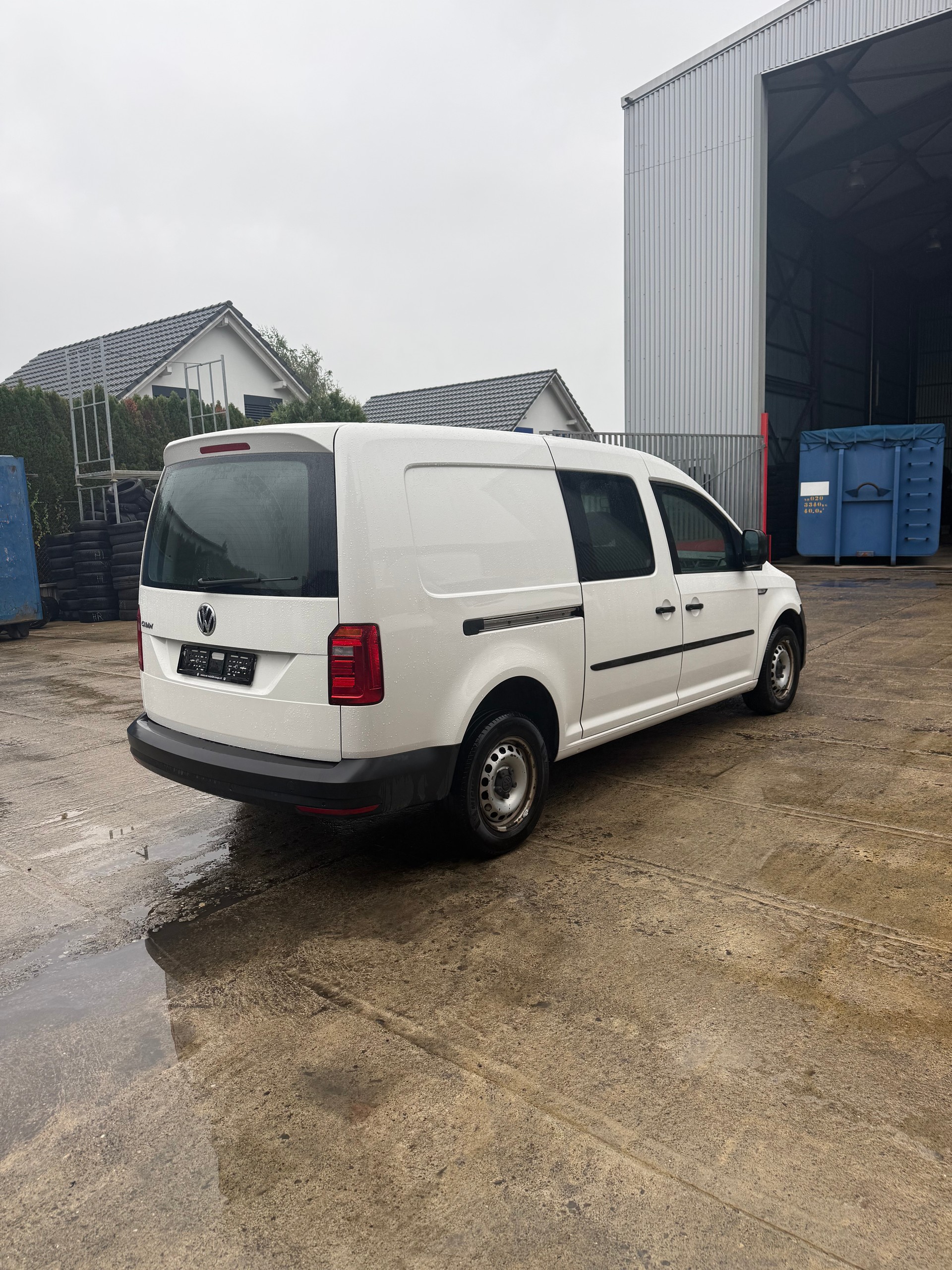 VW Caddy Maxi 2.0TDI BlueMotion Technology-image-4