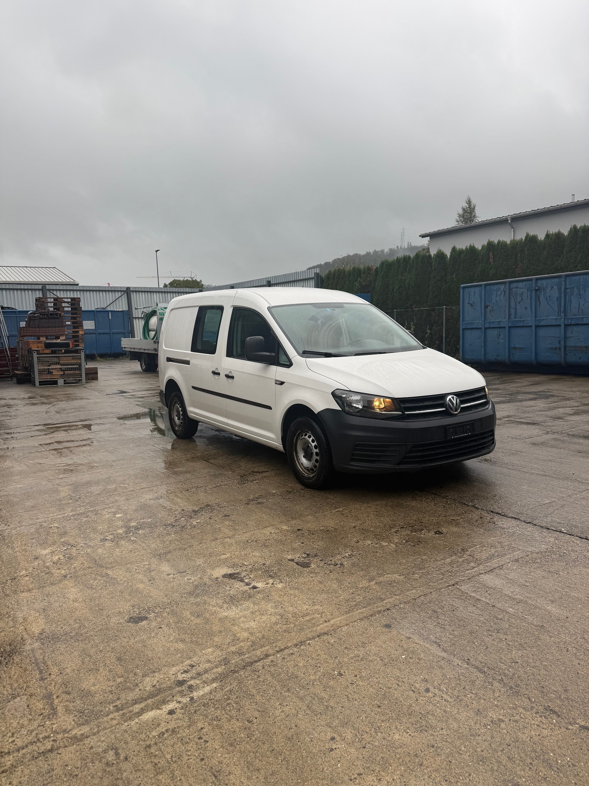 VW Caddy Maxi 2.0TDI BlueMotion Technology-image-1