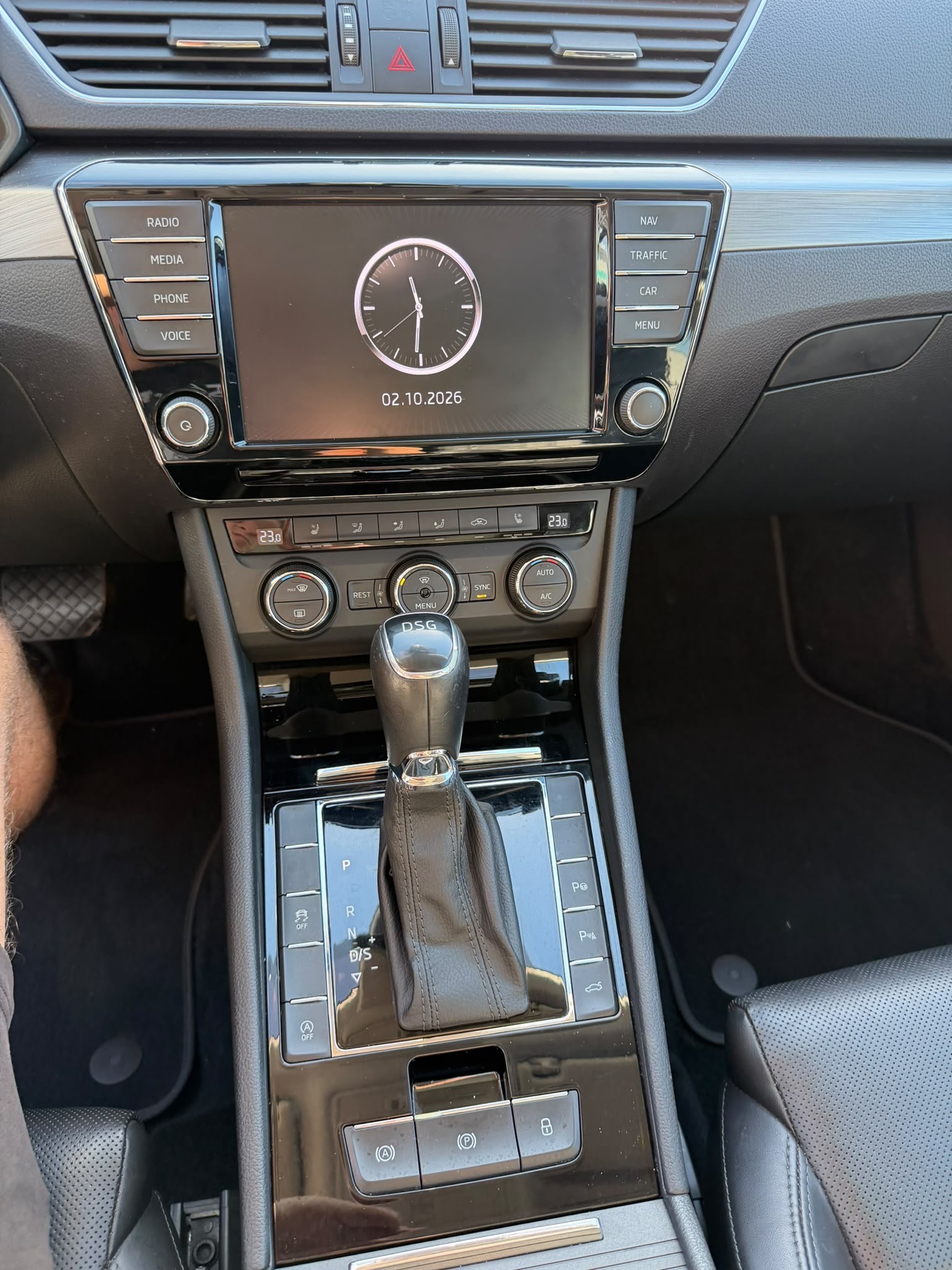 SKODA Superb Combi 2.0 TDi Style-image-25