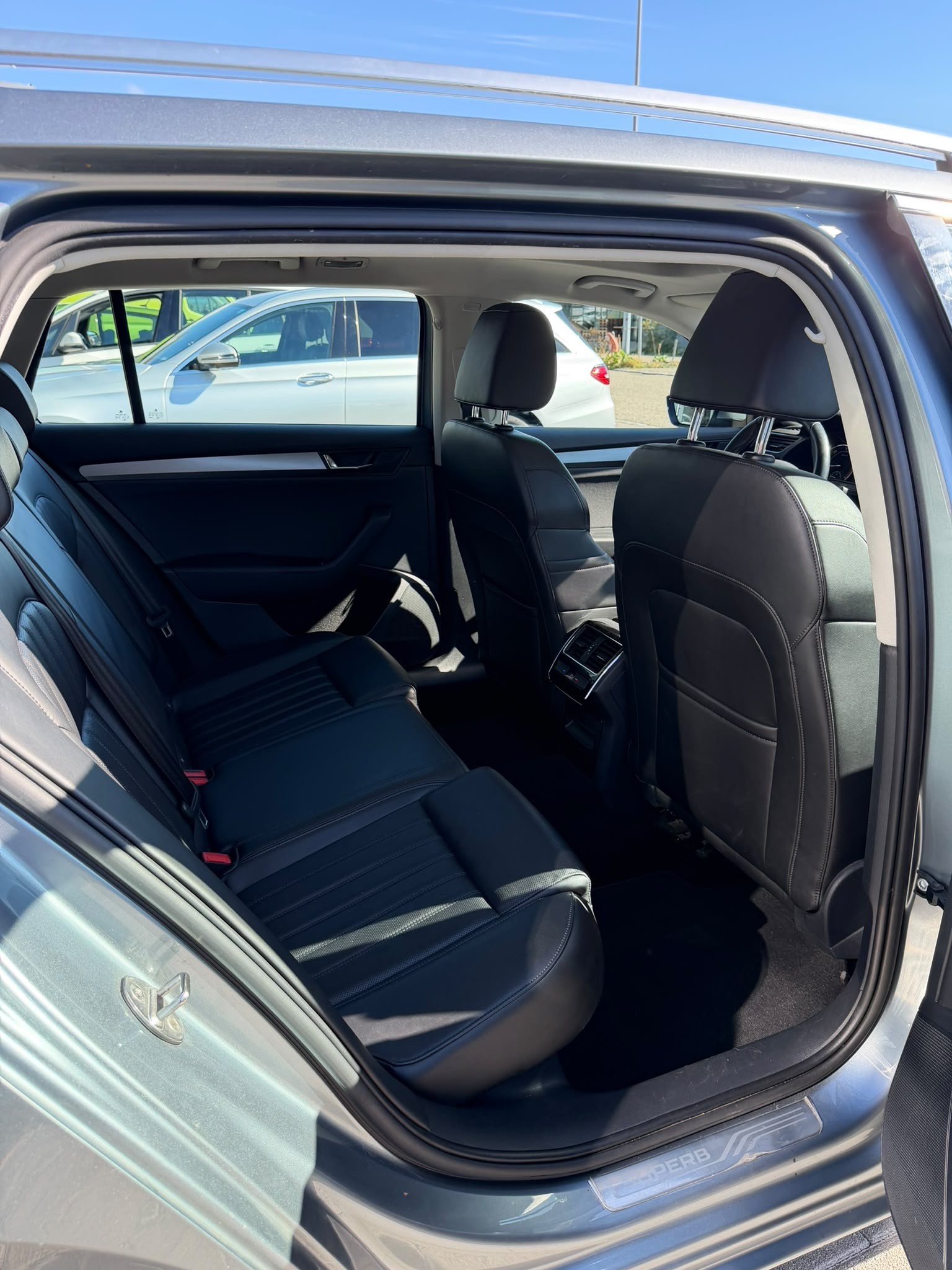 SKODA Superb Combi 2.0 TDi Style-image-11