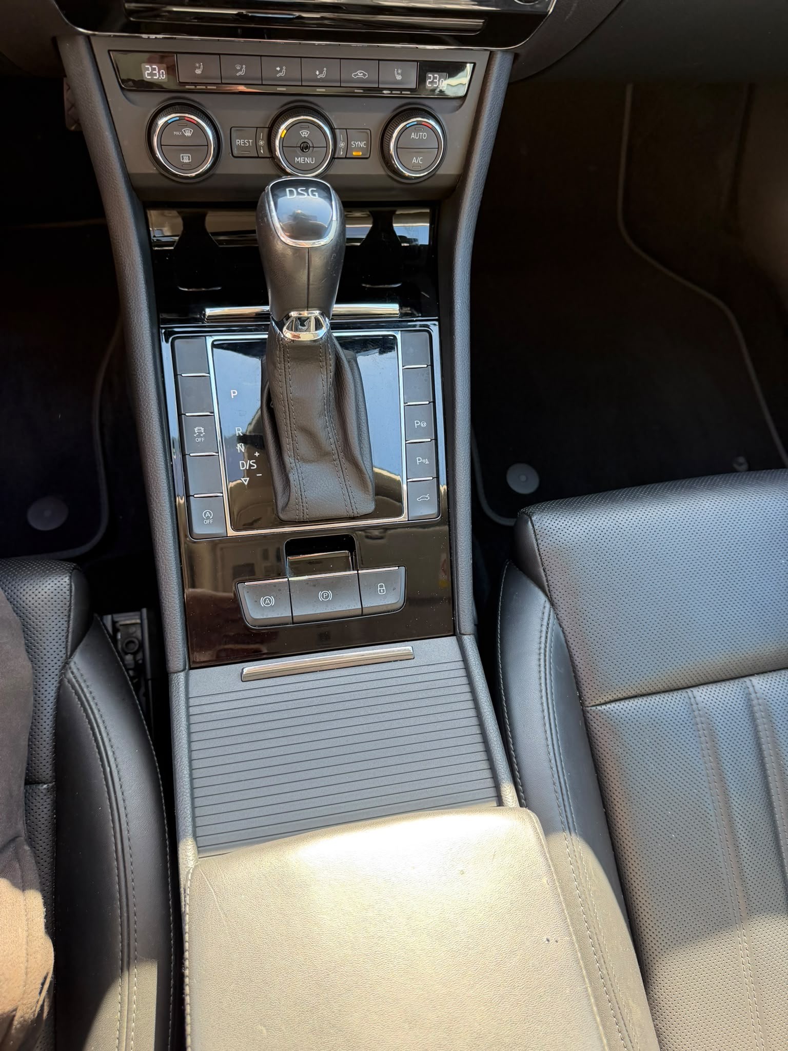 SKODA Superb Combi 2.0 TDi Style-image-17