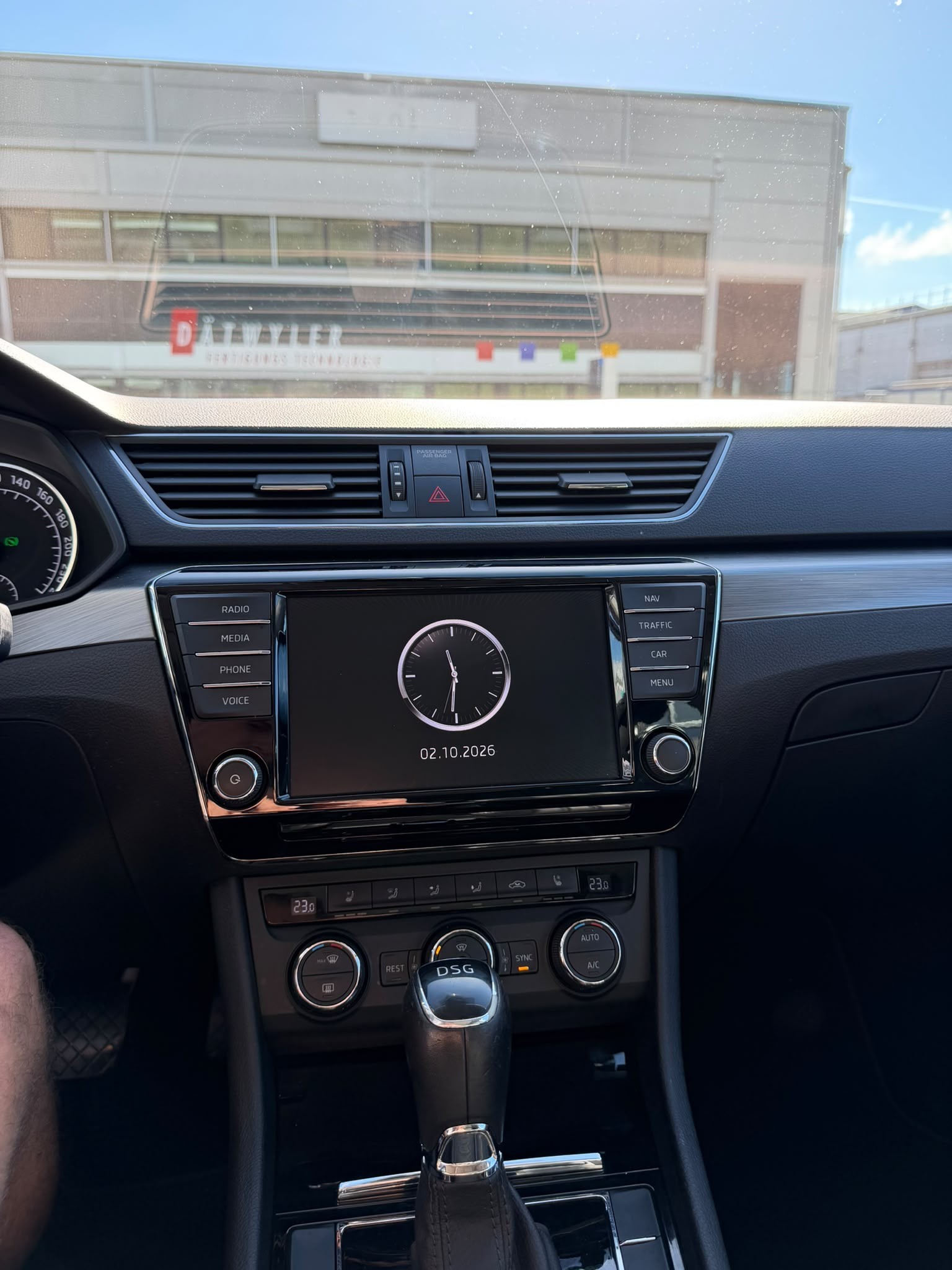 SKODA Superb Combi 2.0 TDi Style-image-16
