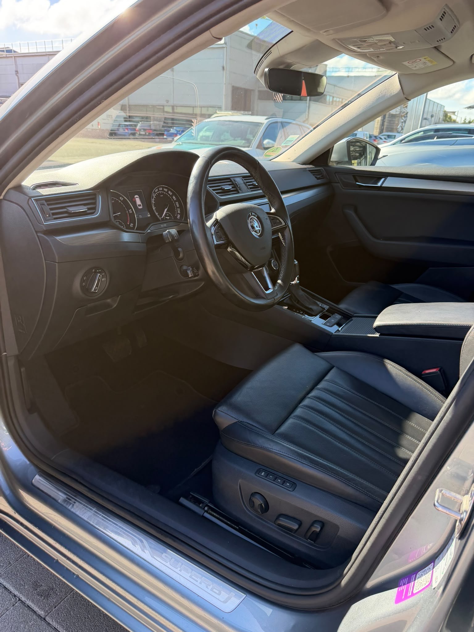 SKODA Superb Combi 2.0 TDi Style-image-10
