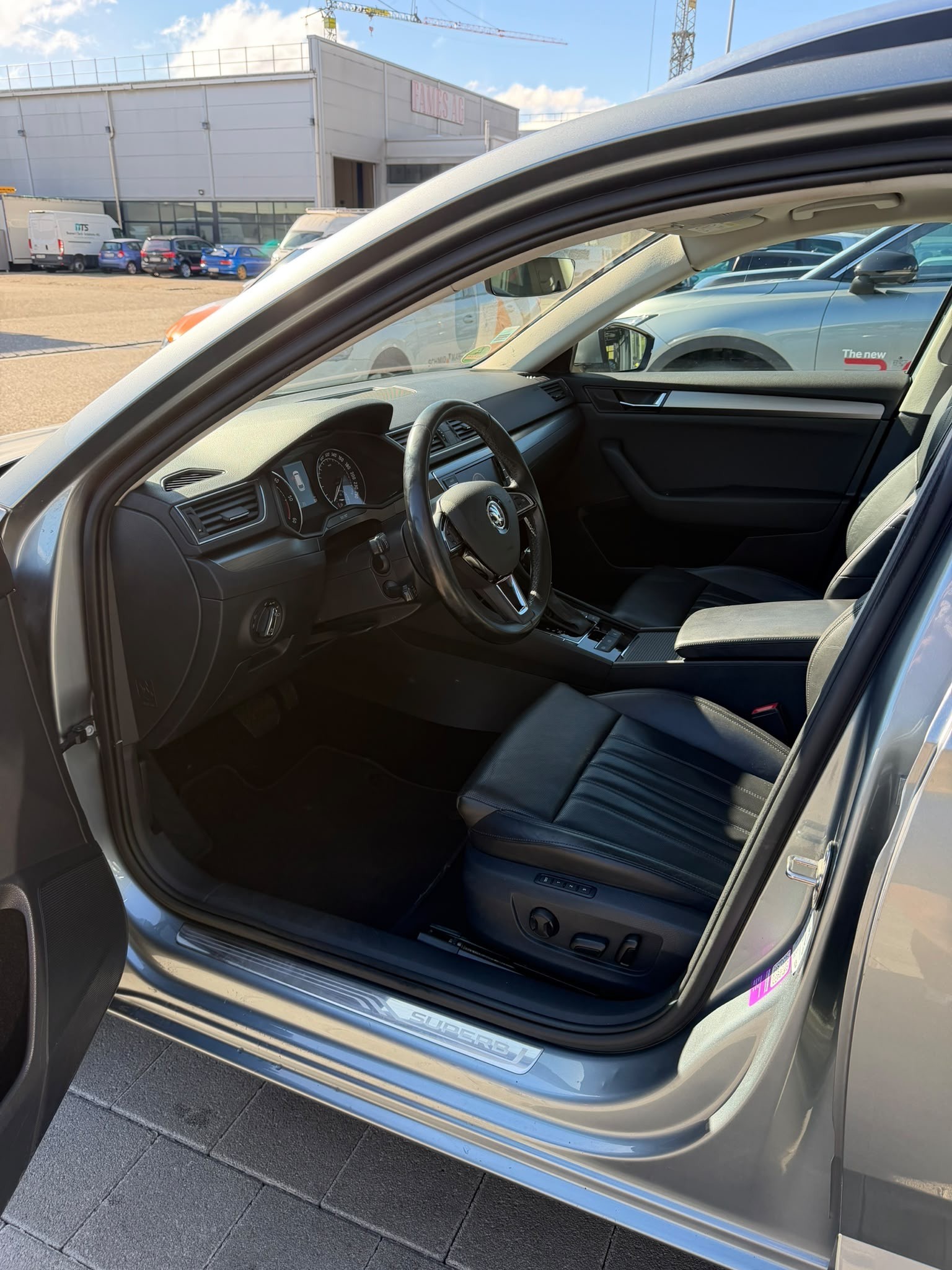 SKODA Superb Combi 2.0 TDi Style-image-12