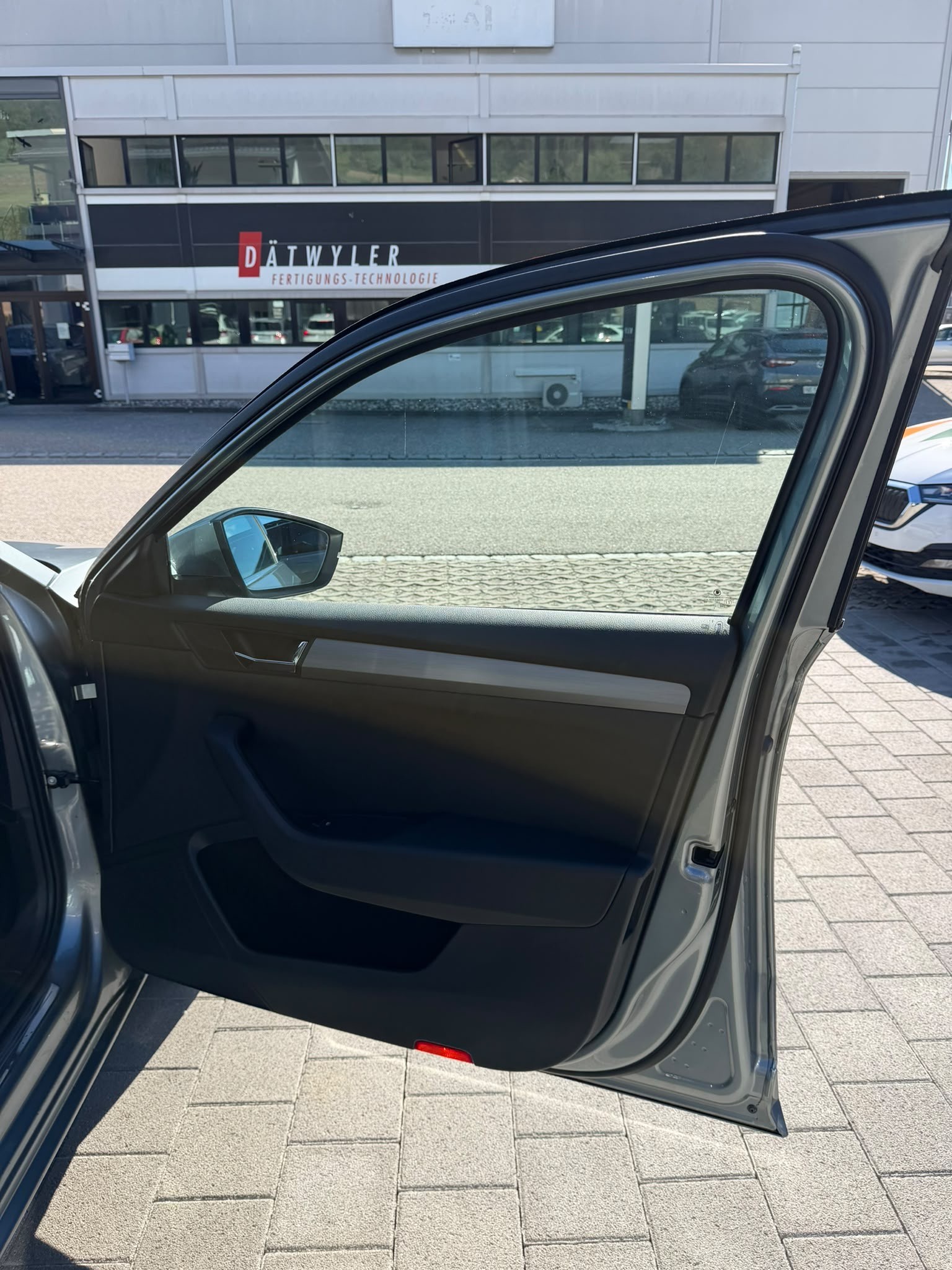 SKODA Superb Combi 2.0 TDi Style-image-26