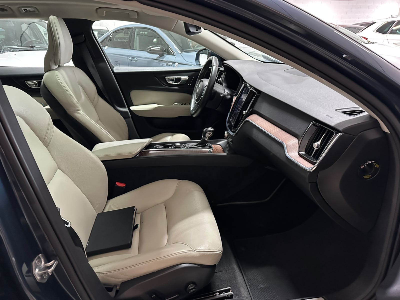 VOLVO V60 T6 AWD Momentum Geartronic-image-11