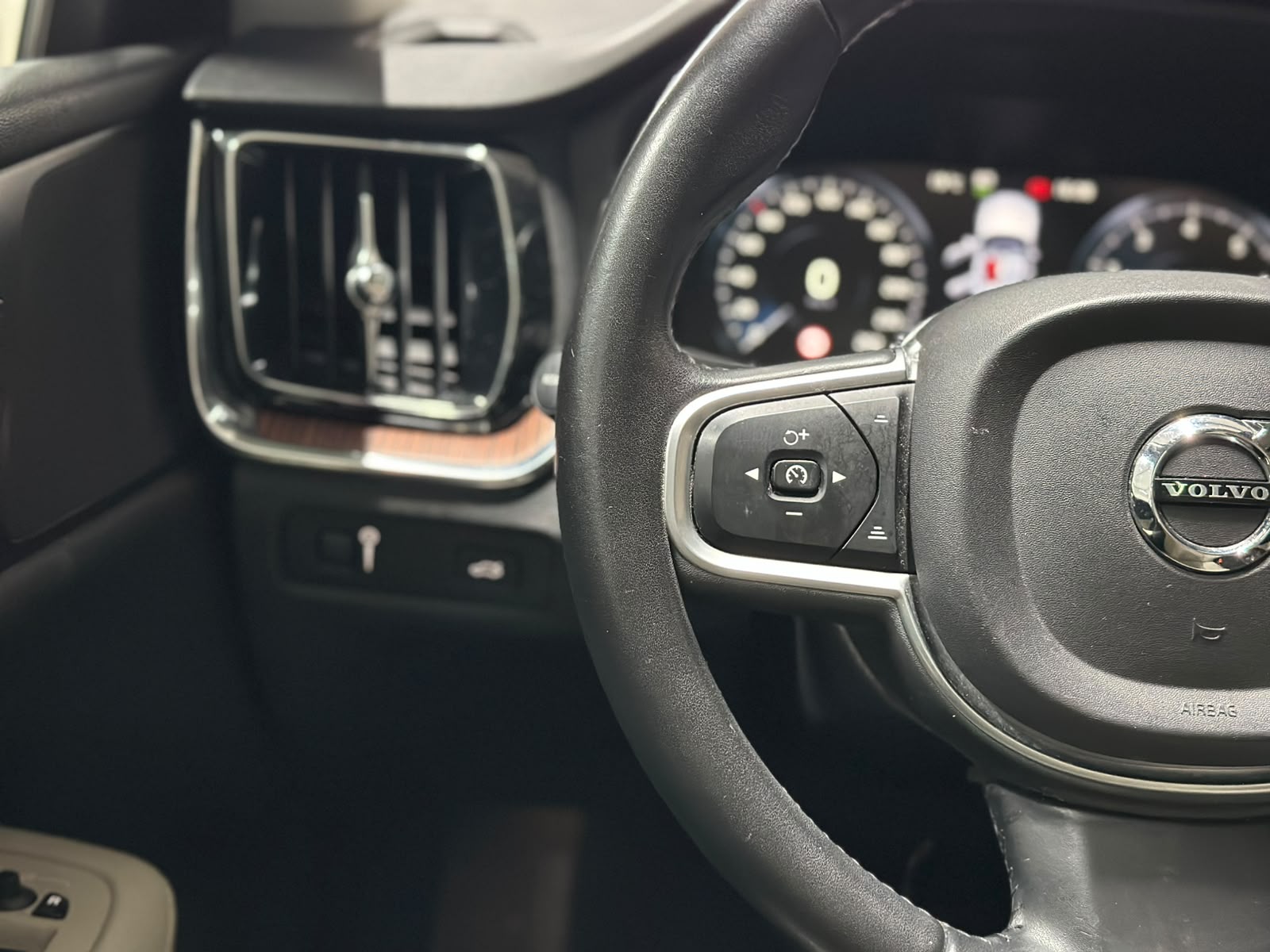 VOLVO V60 T6 AWD Momentum Geartronic-image-14