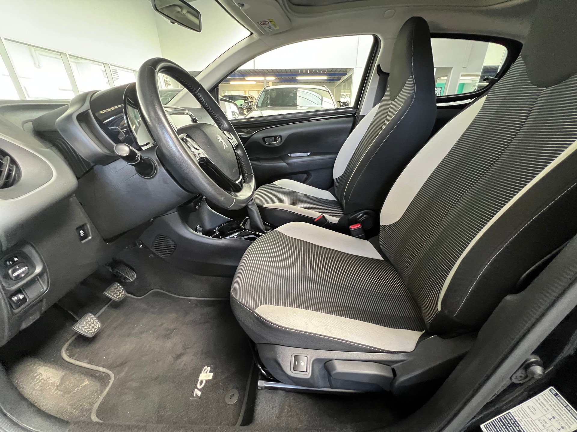 PEUGEOT 108 1.2 VTi Allure Top-image-10