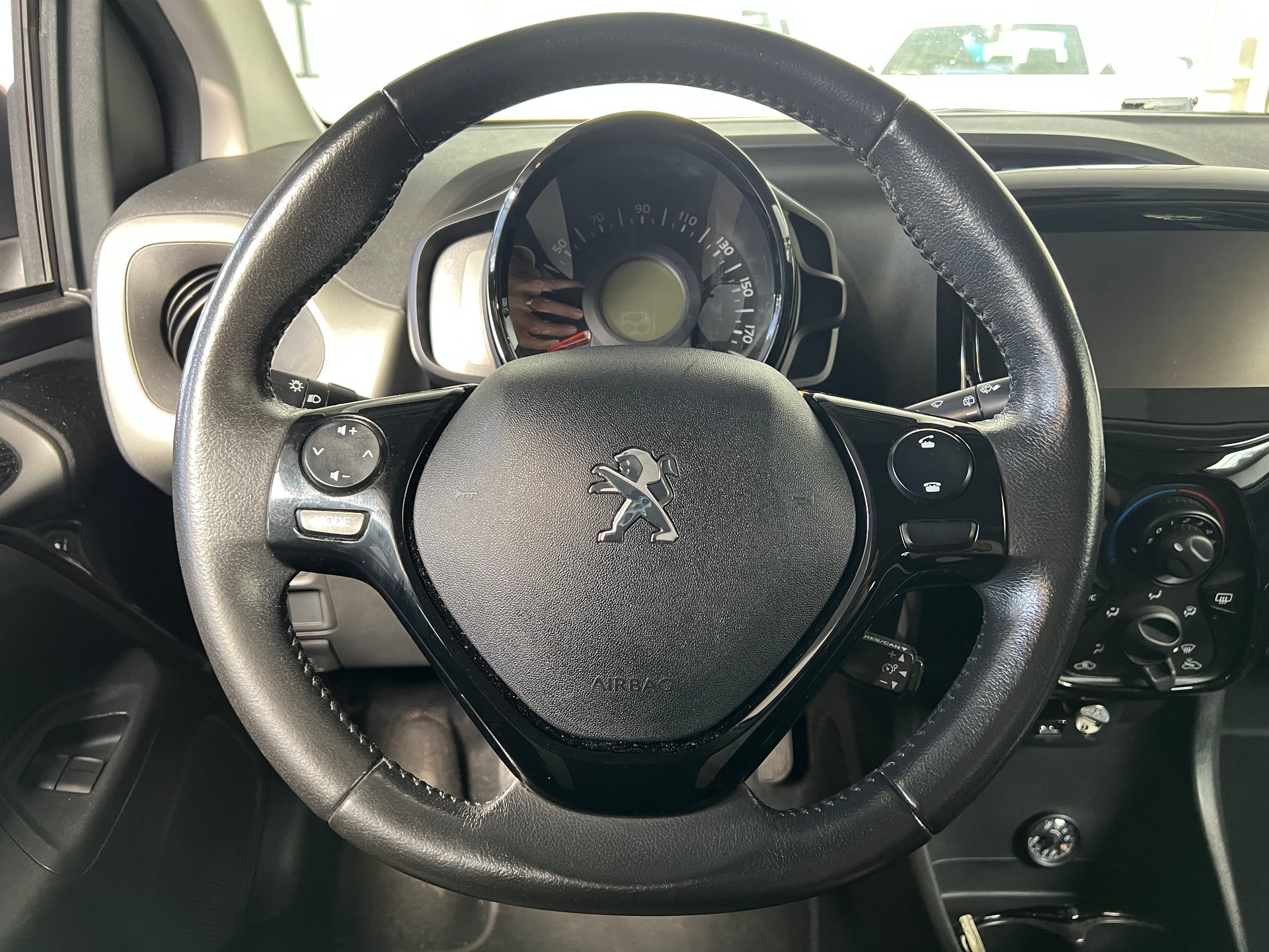 PEUGEOT 108 1.2 VTi Allure Top-image-9