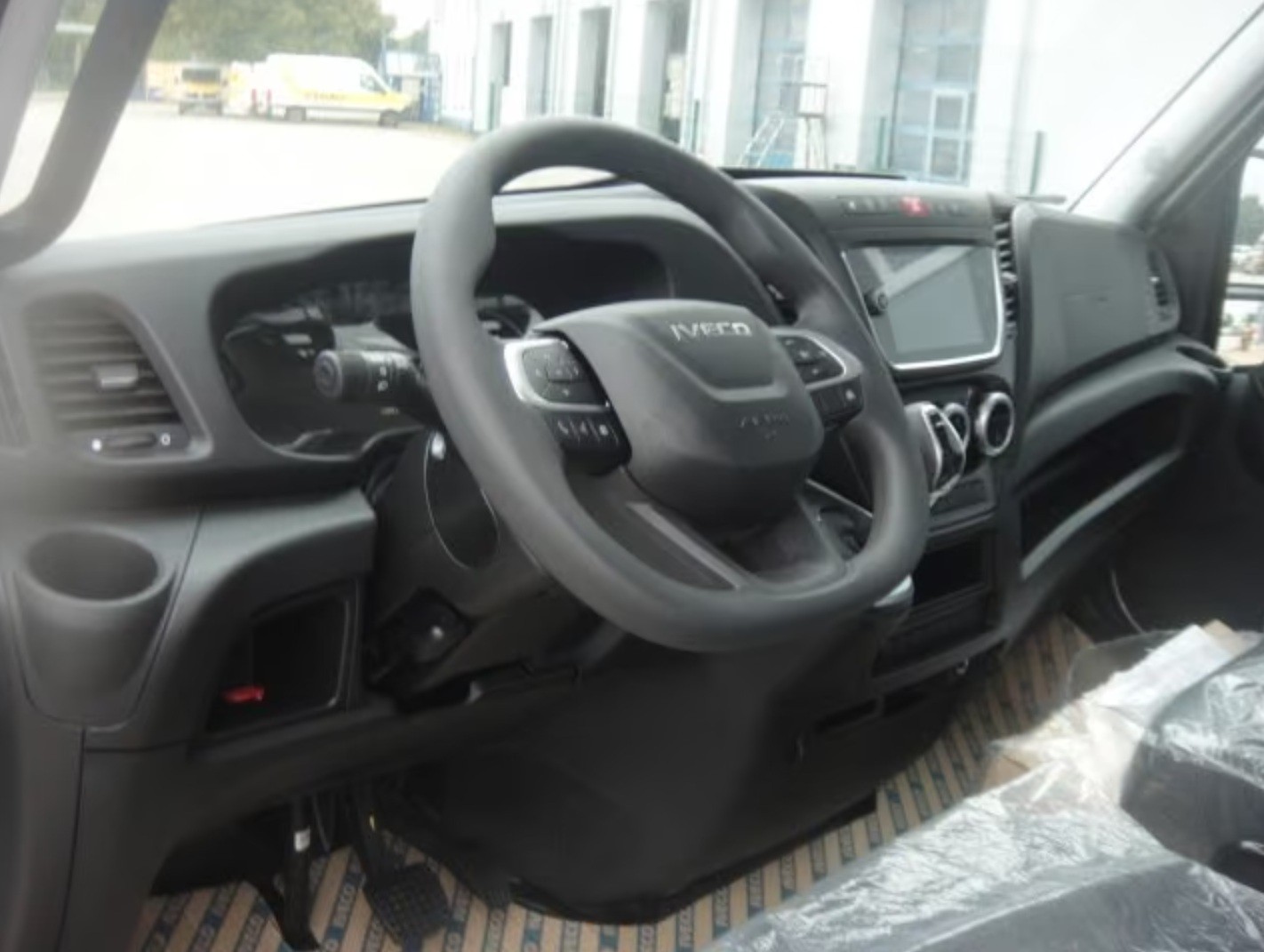 IVECO 35 S 16H Automat mit AHK-image-6