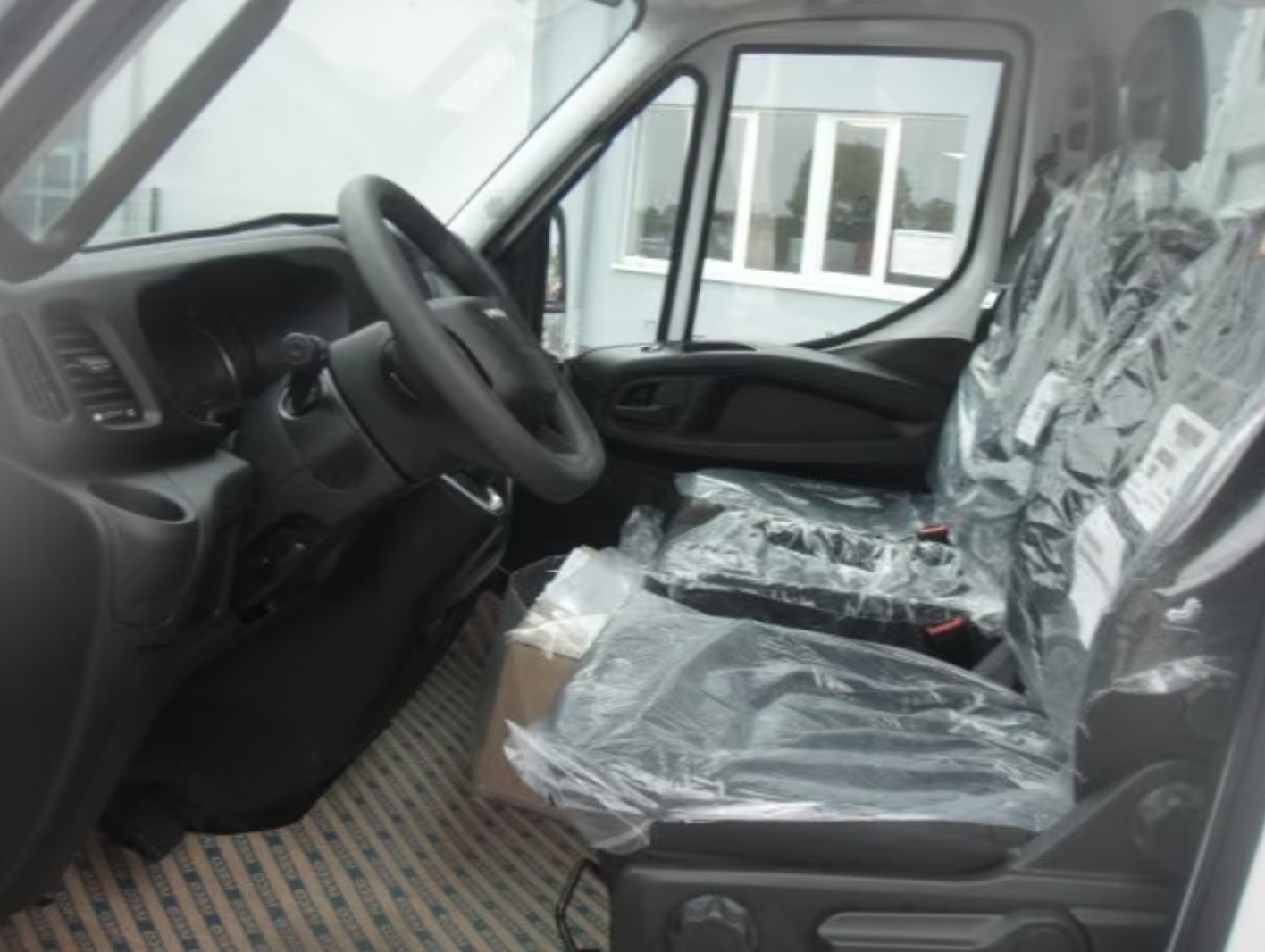 IVECO 35 S 16H Automat mit AHK-image-5