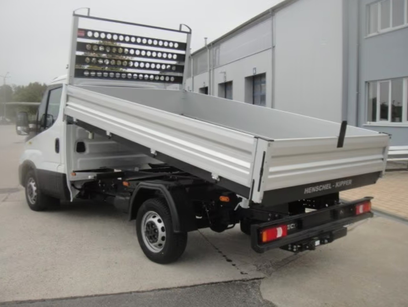 IVECO 35 S 16H Automat mit AHK-showroom-element-2