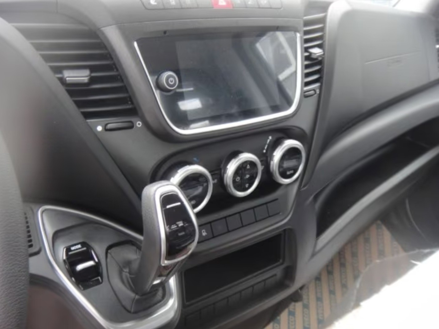 IVECO 35 S 16H Automat mit AHK-image-7