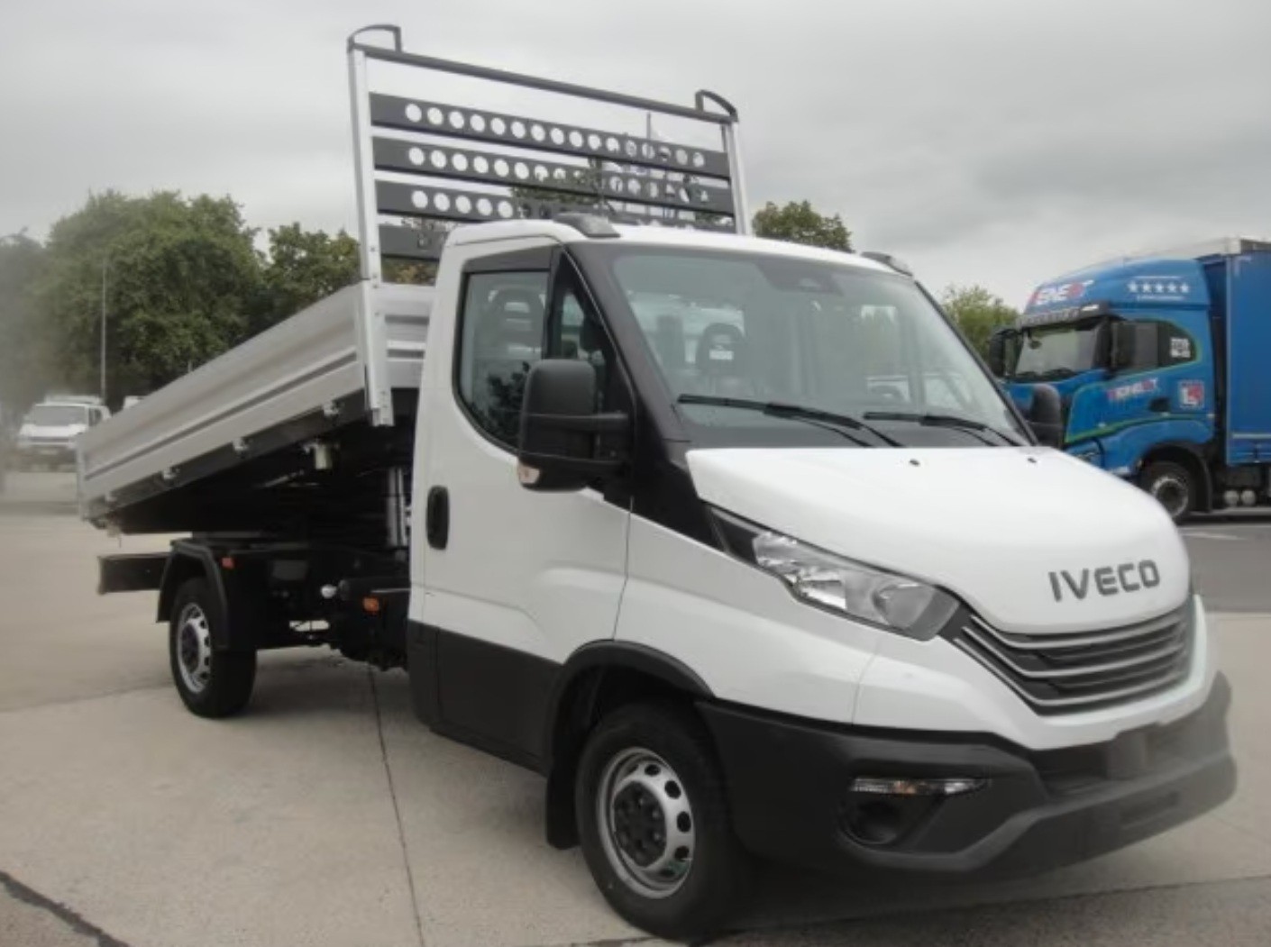 IVECO 35 S 16H Automat mit AHK-showroom-element-1