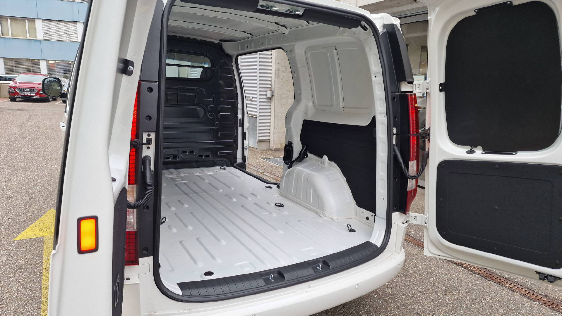 HYUNDAI Staria Cargo 84 kWh Amplia-image-15