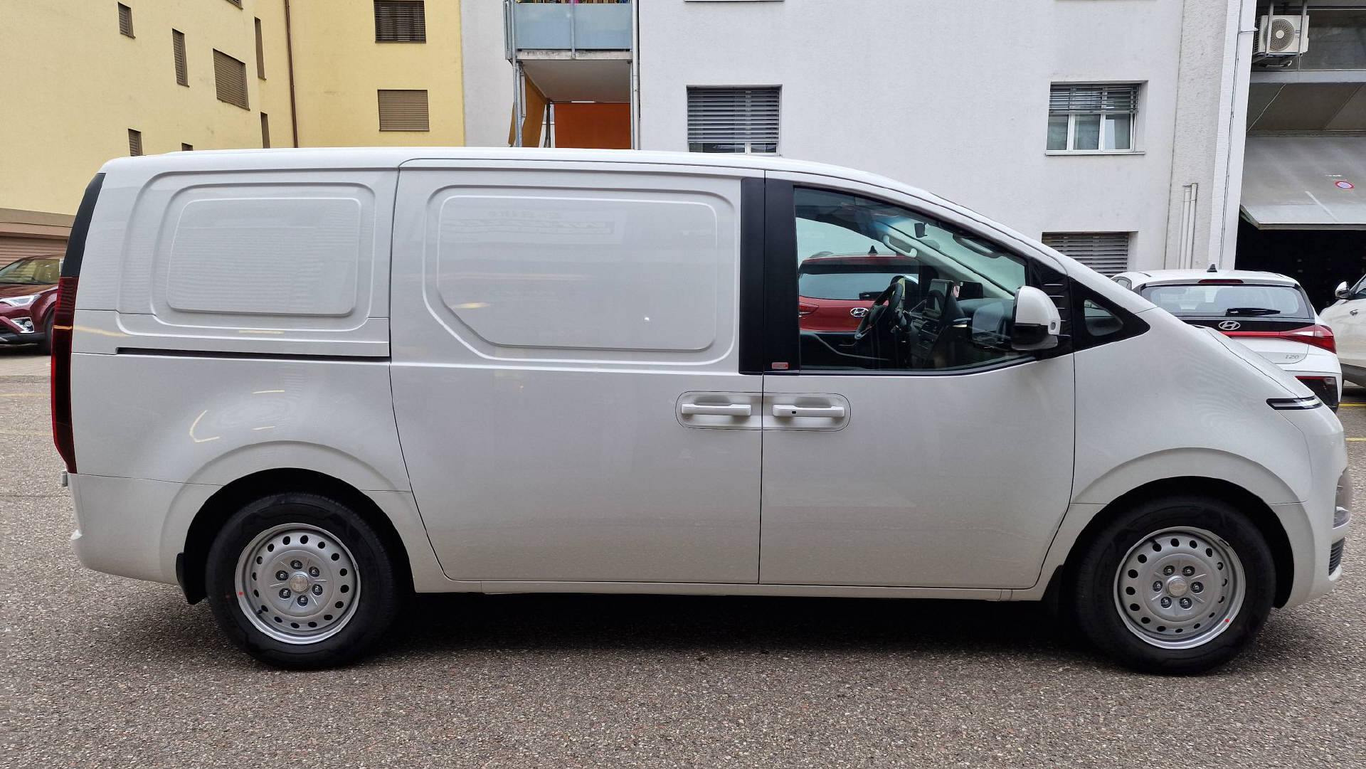 HYUNDAI Staria Cargo 84 kWh Amplia-image-7