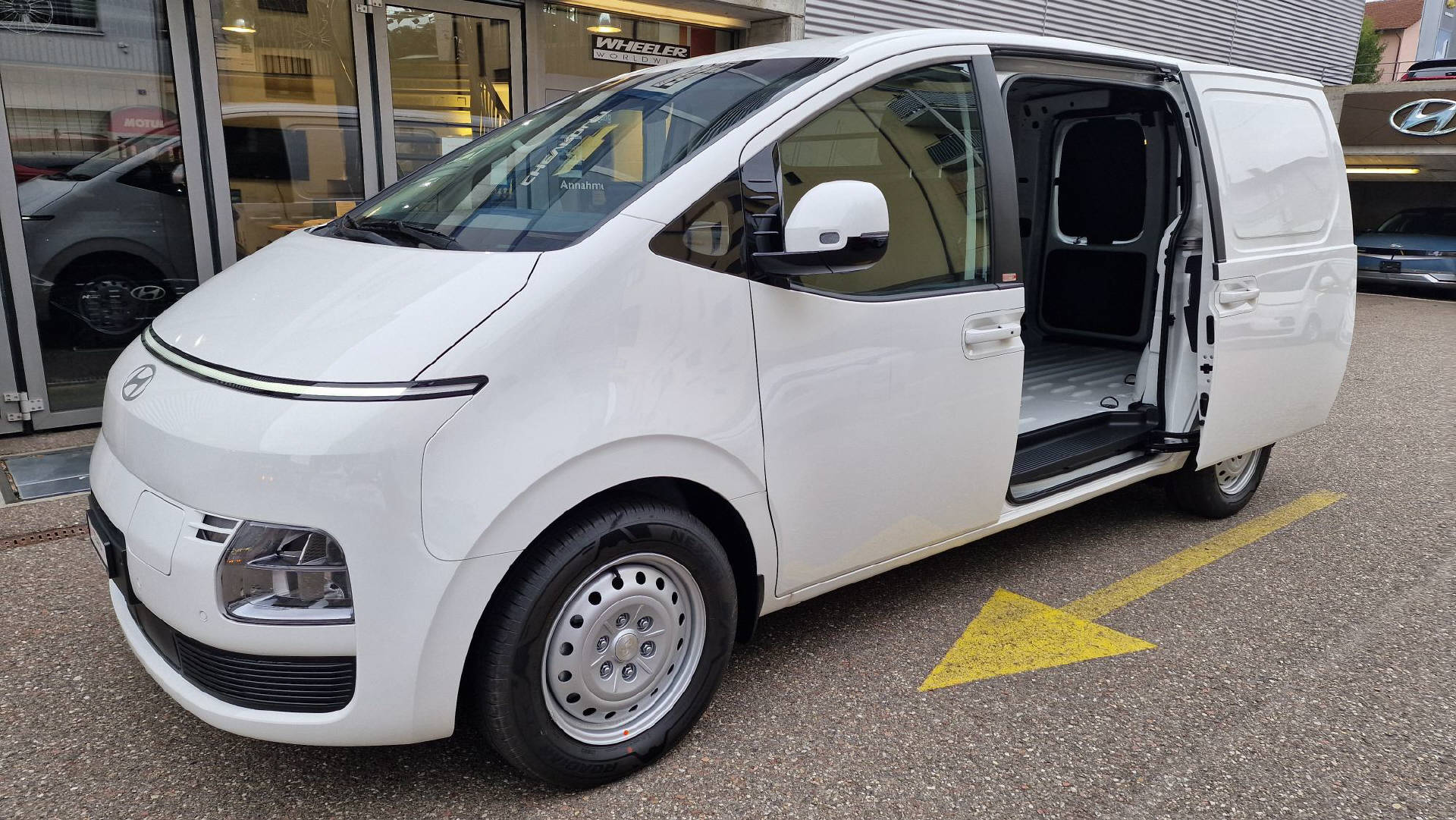 HYUNDAI Staria Cargo 84 kWh Amplia-image-10