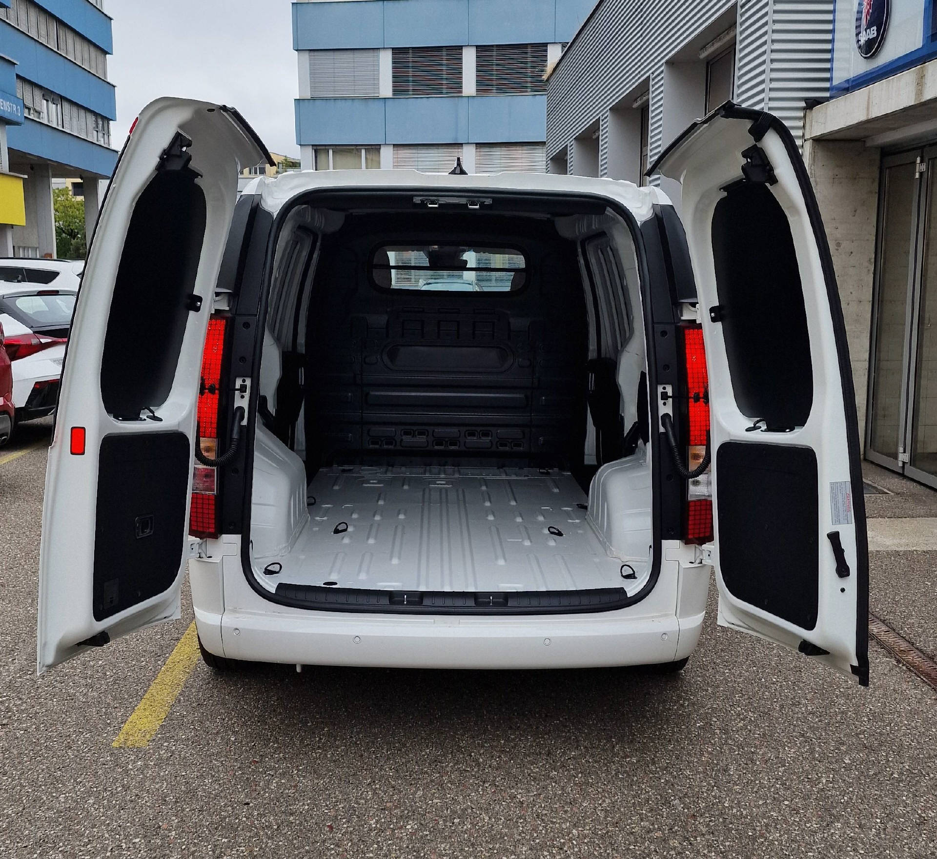 HYUNDAI Staria Cargo 84 kWh Amplia-image-13