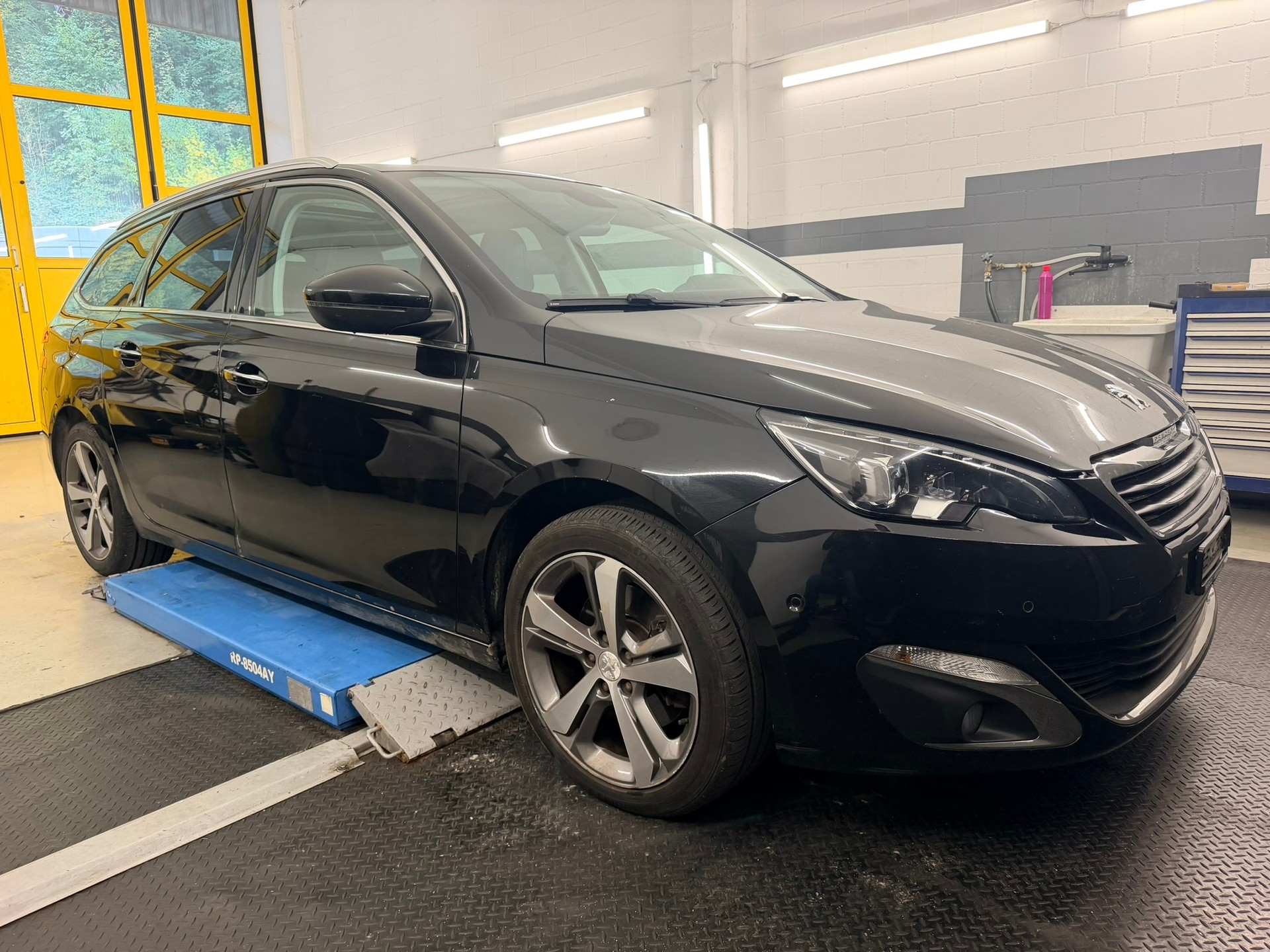 PEUGEOT 308 SW 2.0 BlueHDI Allure Automatic-image-2