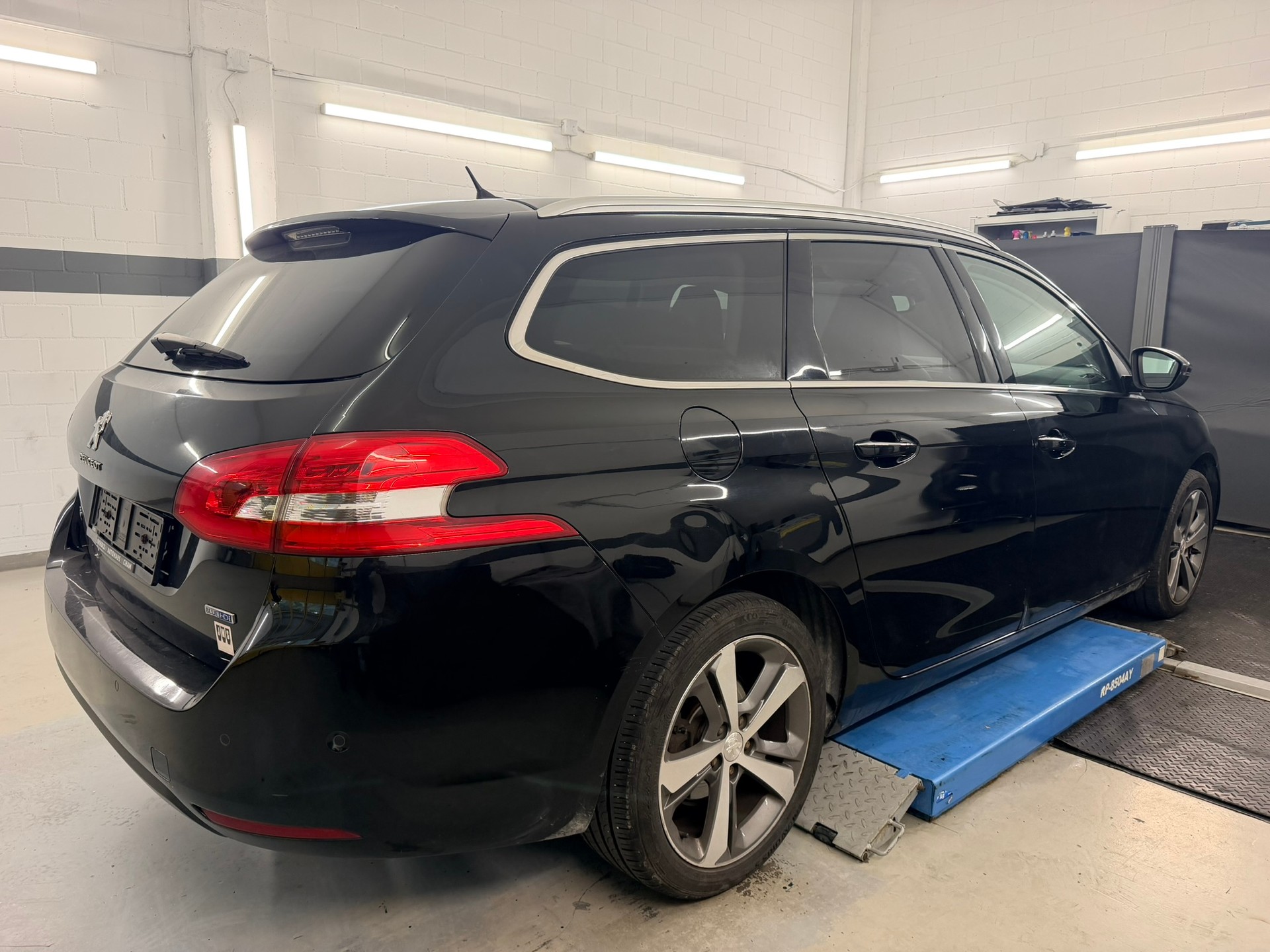 PEUGEOT 308 SW 2.0 BlueHDI Allure Automatic-image-3