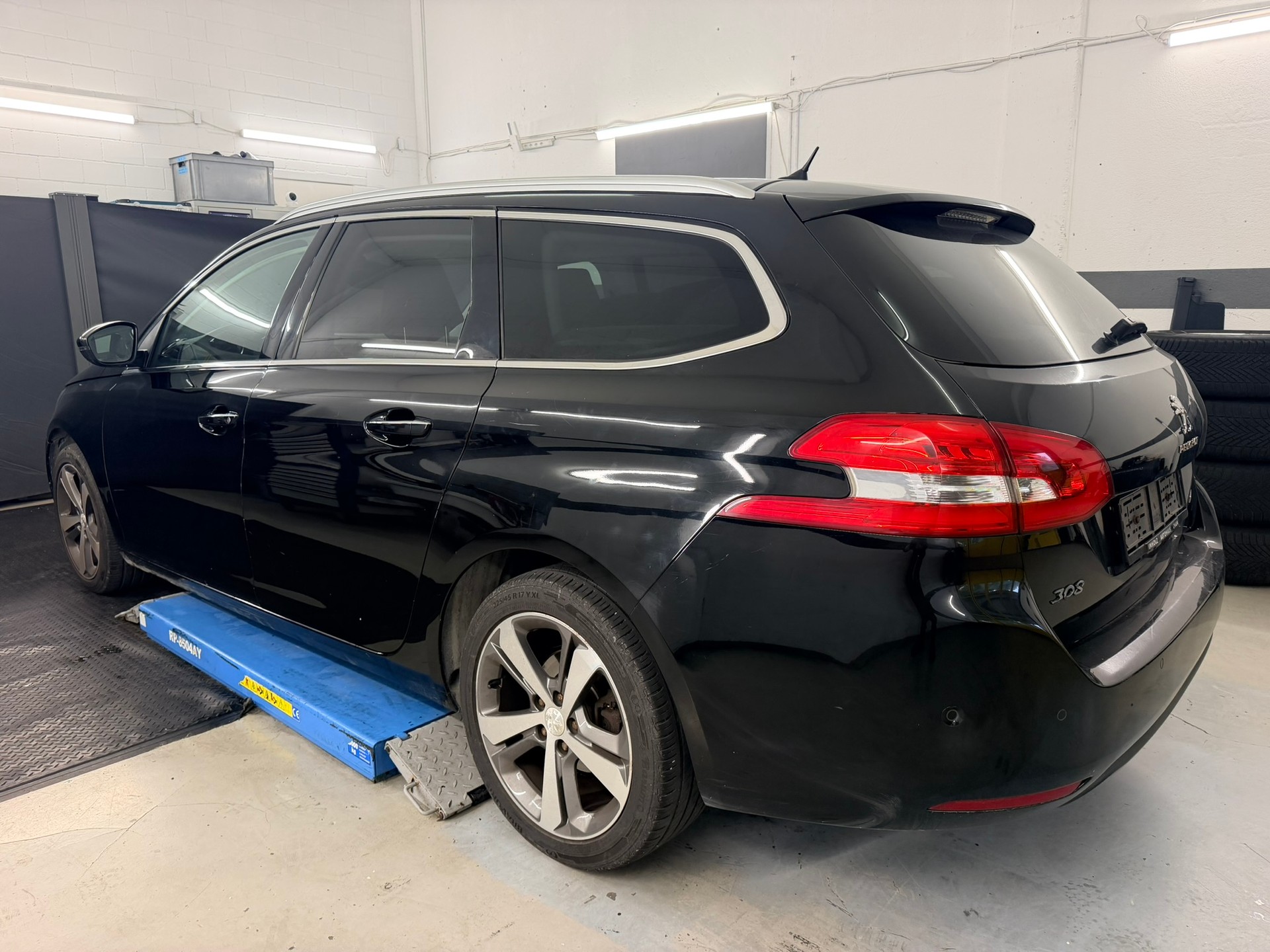 PEUGEOT 308 SW 2.0 BlueHDI Allure Automatic-image-5