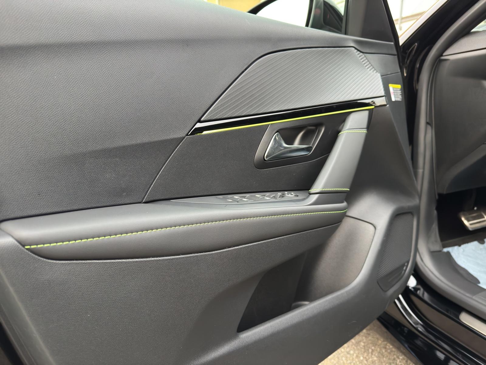 PEUGEOT 208 GT 1.2 Hybrid 145-image-18