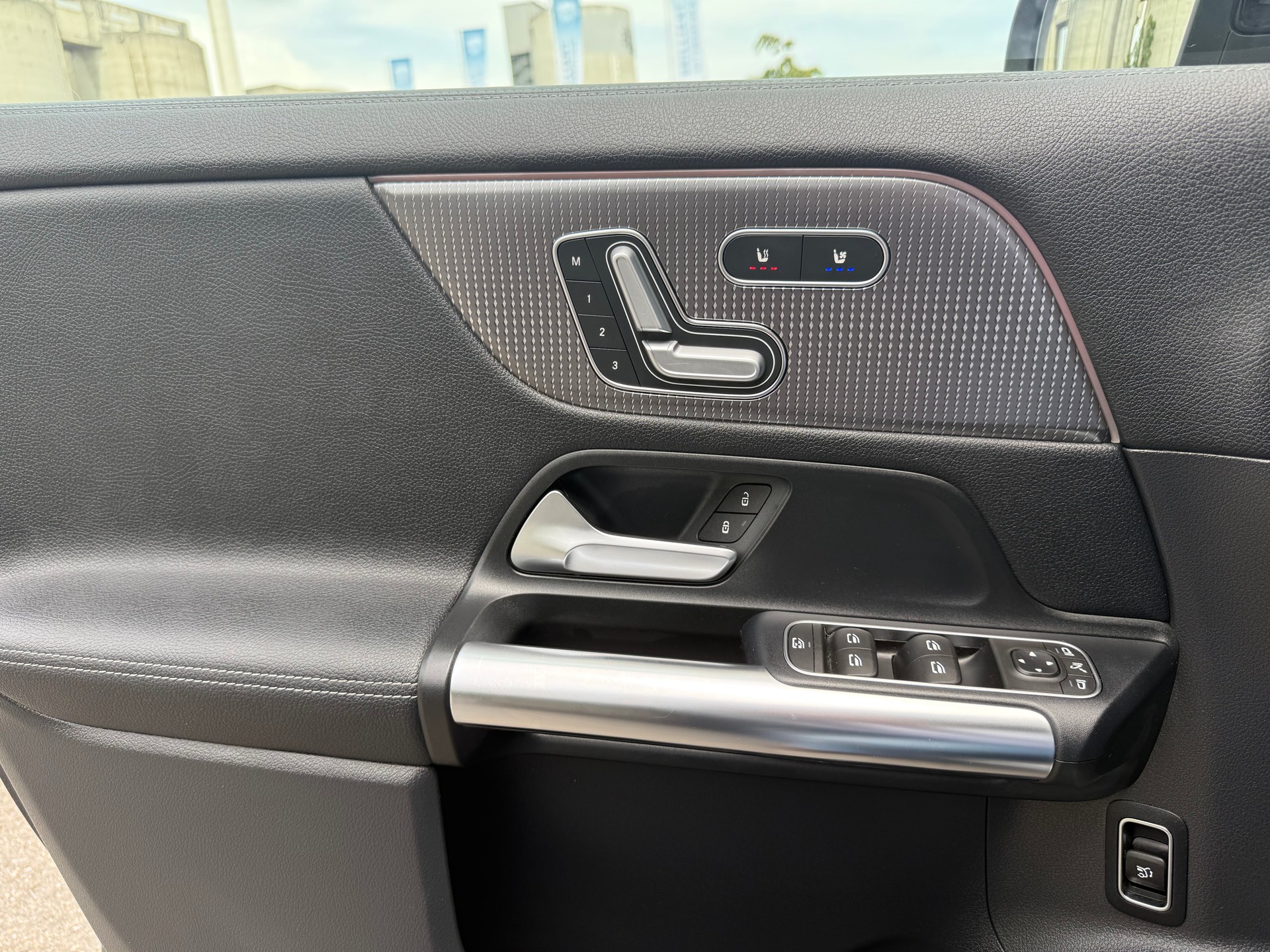 MERCEDES-BENZ EQA 350 AMG Line 4Matic-image-11