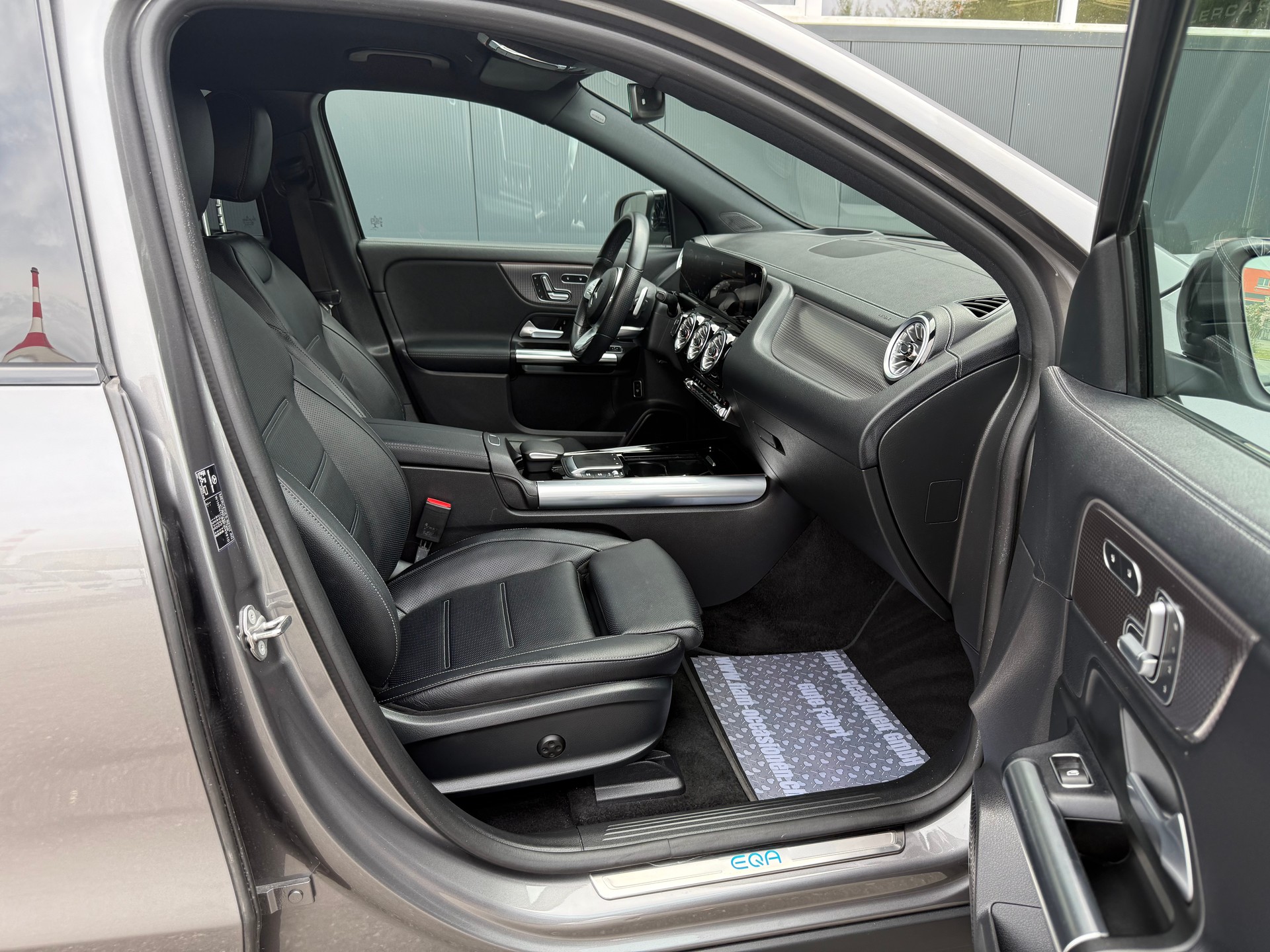 MERCEDES-BENZ EQA 350 AMG Line 4Matic-image-13