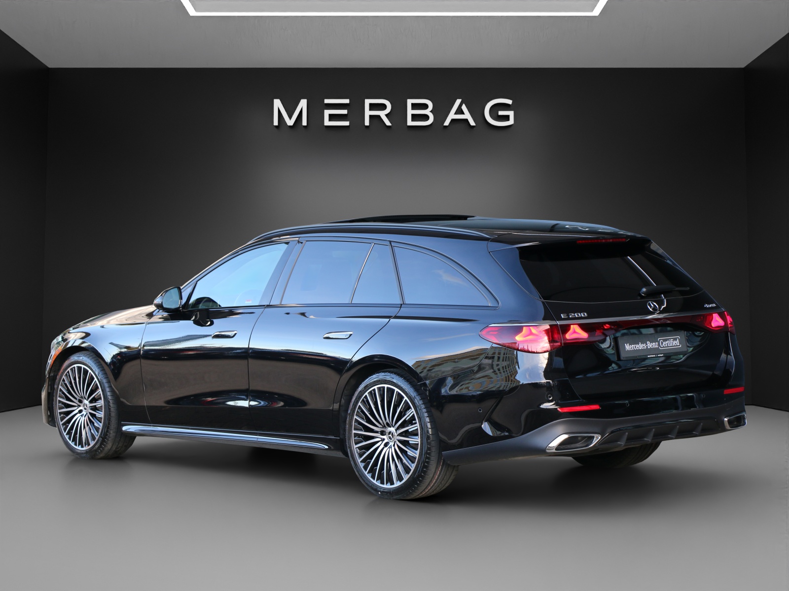 MERCEDES-BENZ E 200 T 4Matic AMG Line-image-2