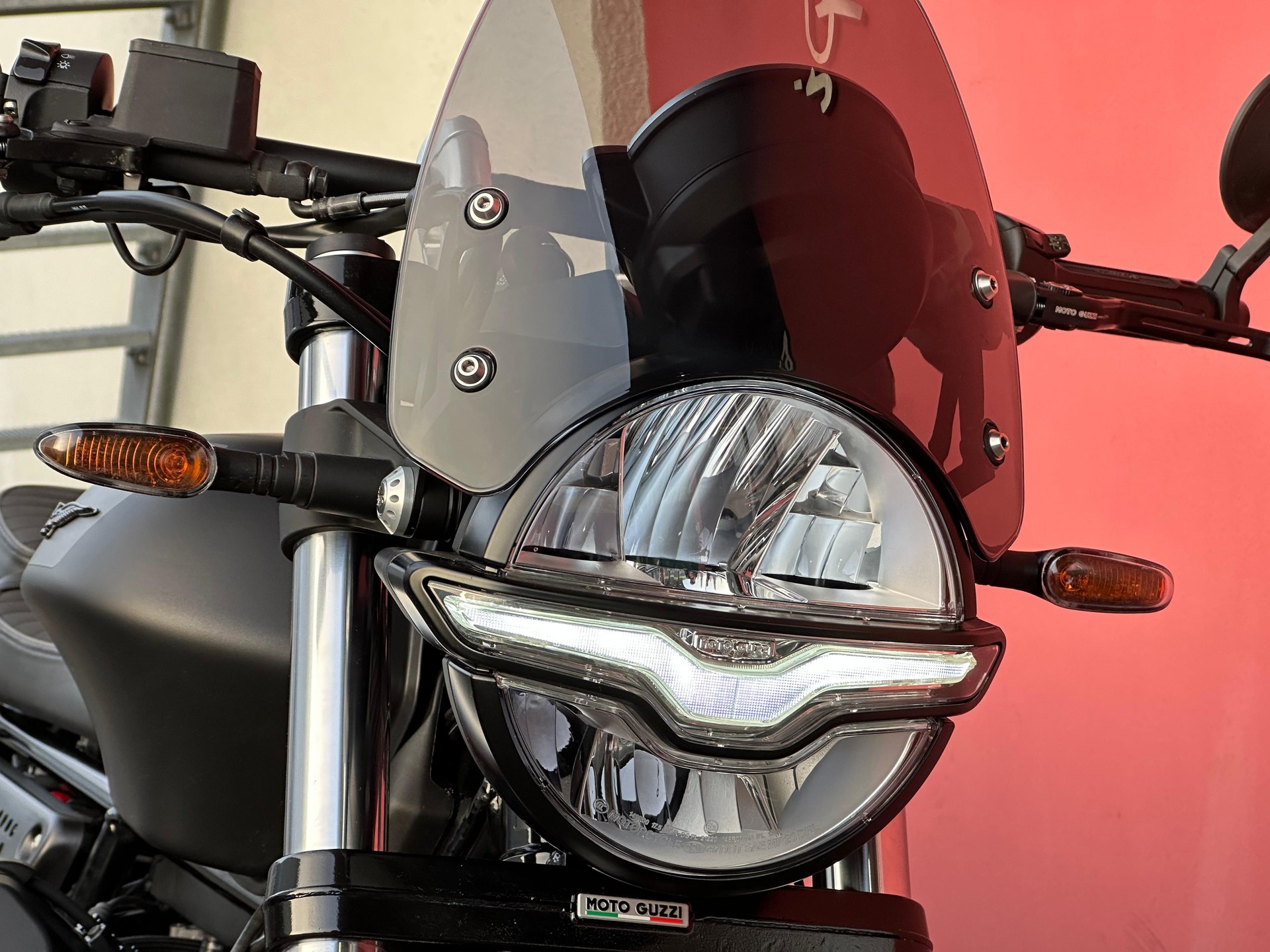 MOTO GUZZI V9 850 Bobber-showroom-element-2