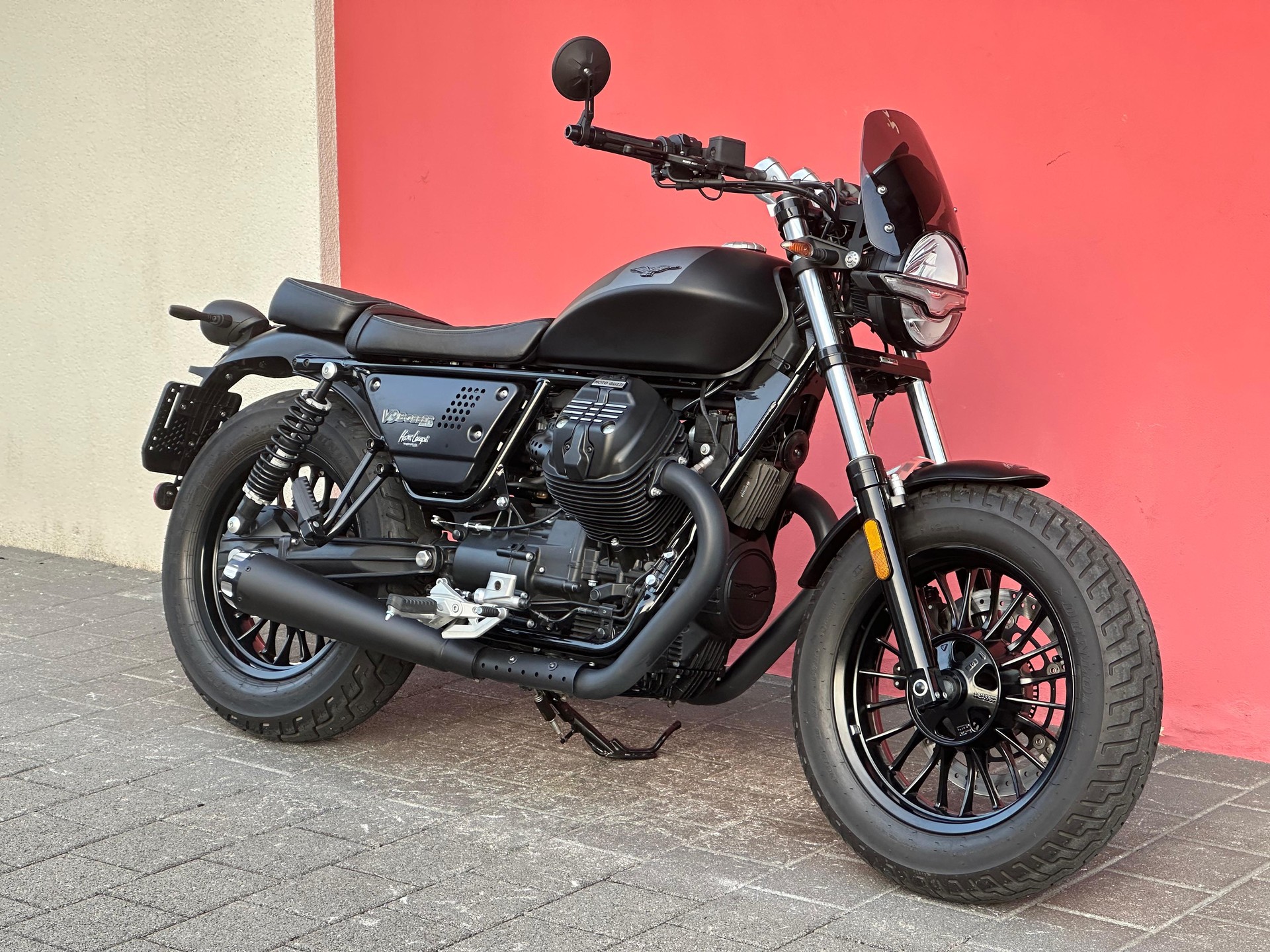 MOTO GUZZI V9 850 Bobber-showroom-element-1