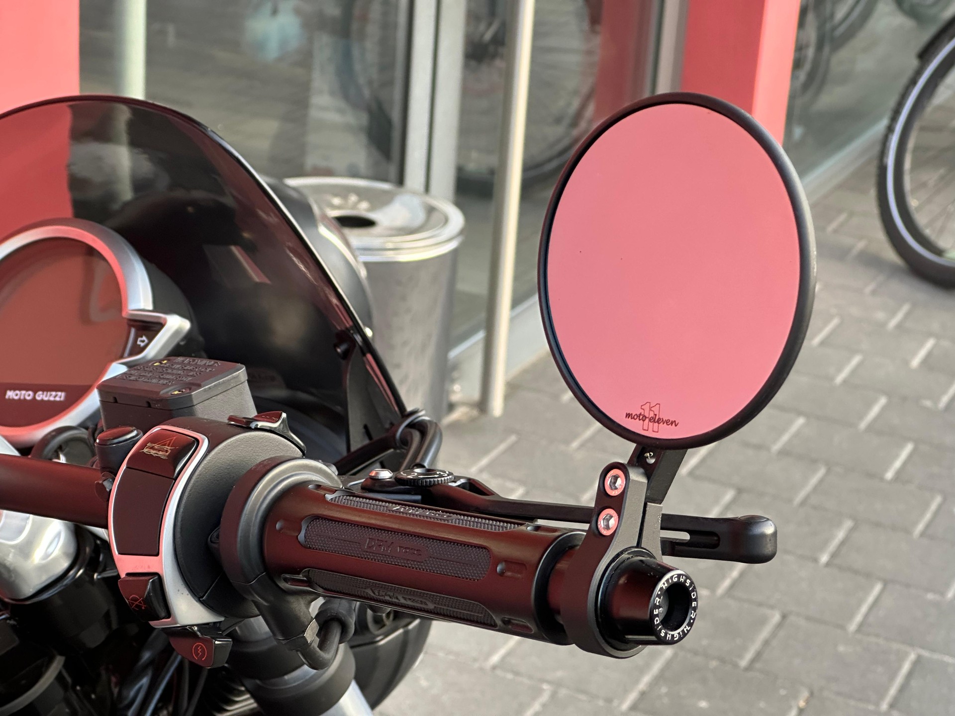 MOTO GUZZI V9 850 Bobber-showroom-element-3