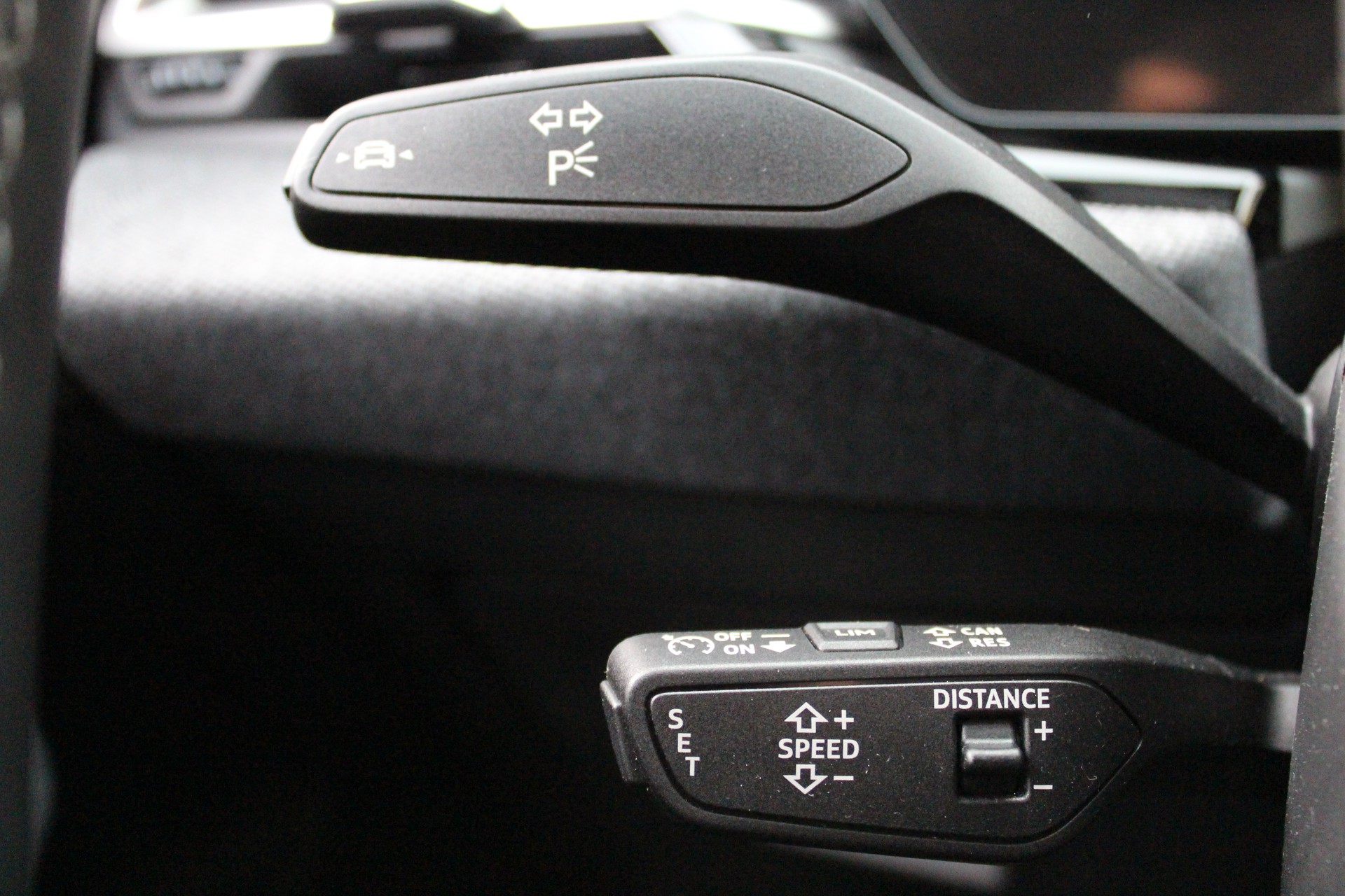 AUDI A5 Sportback 40 TDI S-Line S-tronic - "Display Passager * Pack S-Line Complet * Volant coupé * Tempomat Adapt * Lumière Amb"-image-11