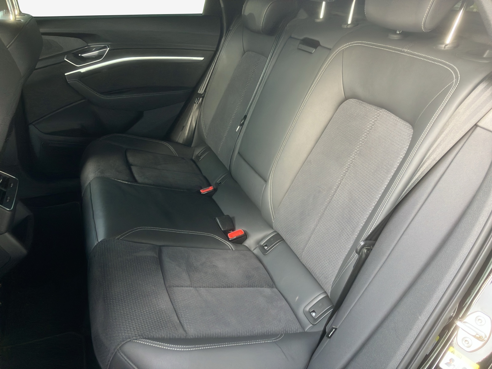 AUDI e-tron 55 Sportback Advanced Black Edition quattro-image-12