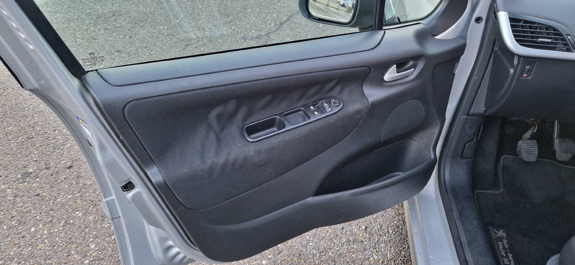 PEUGEOT 207 1.4 16V 95 Trendy Clim-image-2