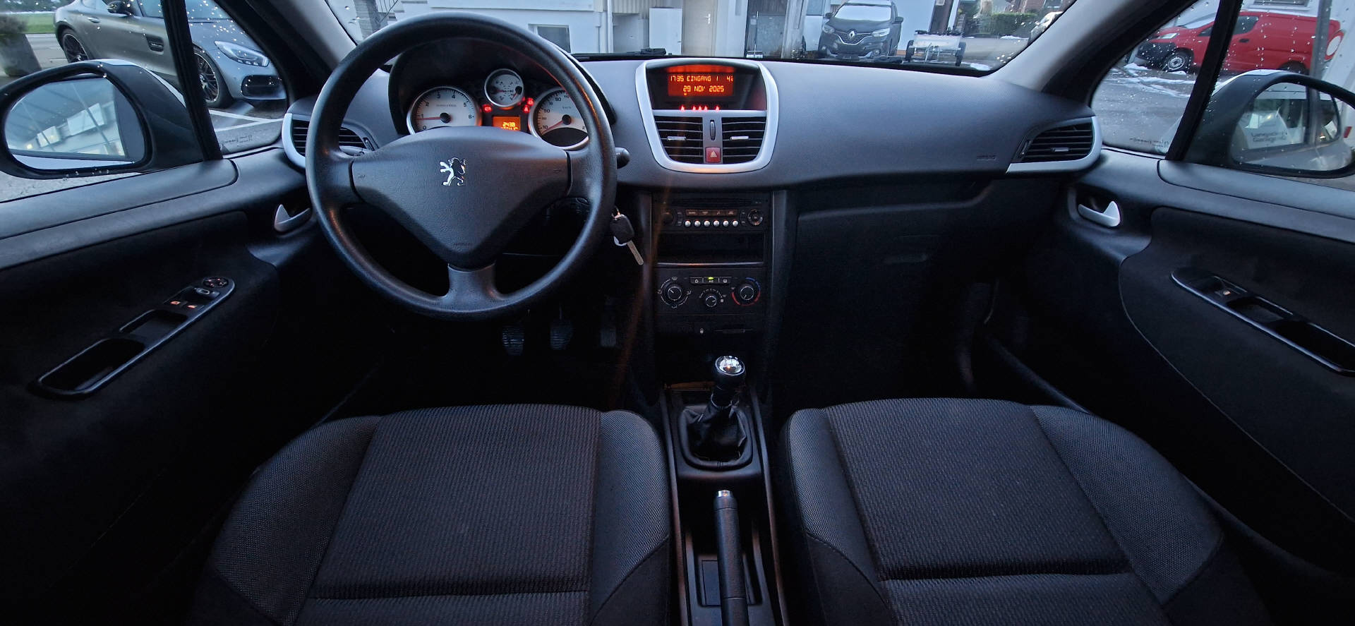 PEUGEOT 207 1.4 16V 95 Trendy Clim-image-4