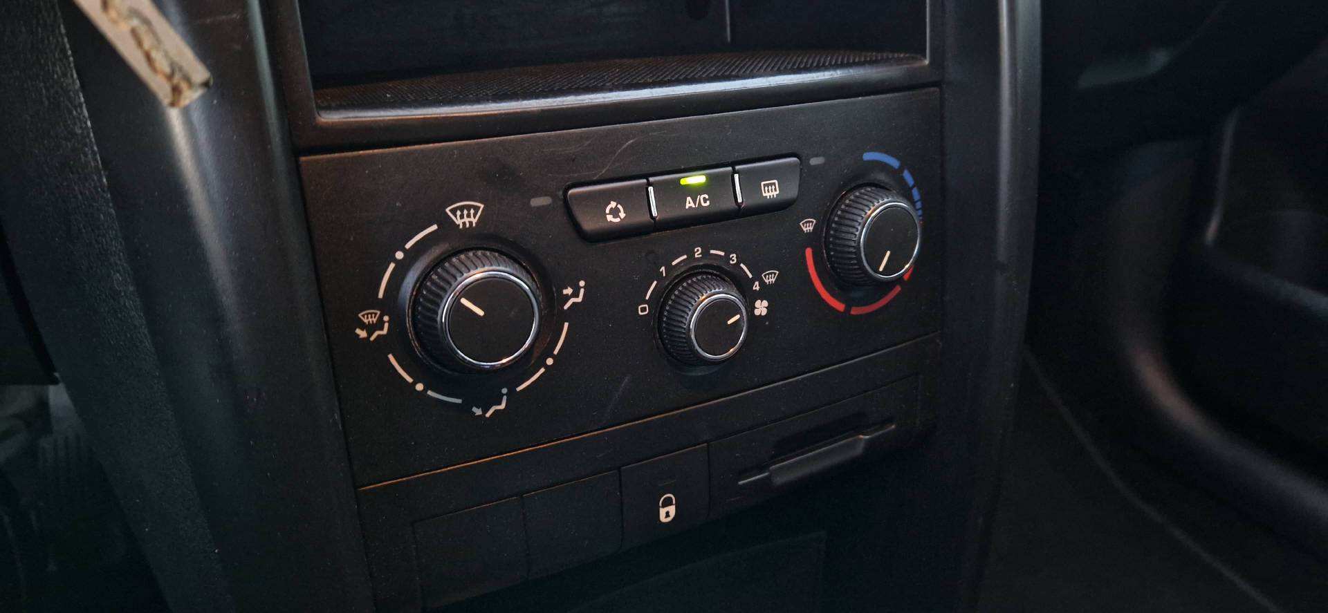 PEUGEOT 207 1.4 16V 95 Trendy Clim-image-6
