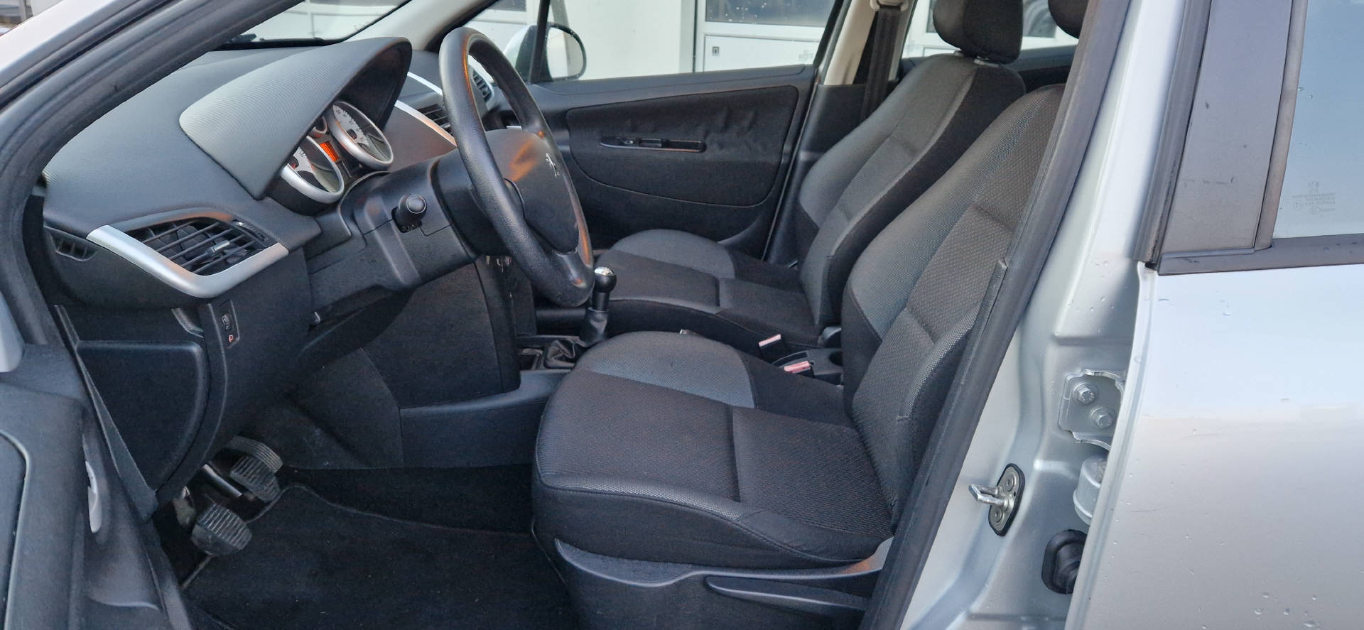 PEUGEOT 207 1.4 16V 95 Trendy Clim-image-3