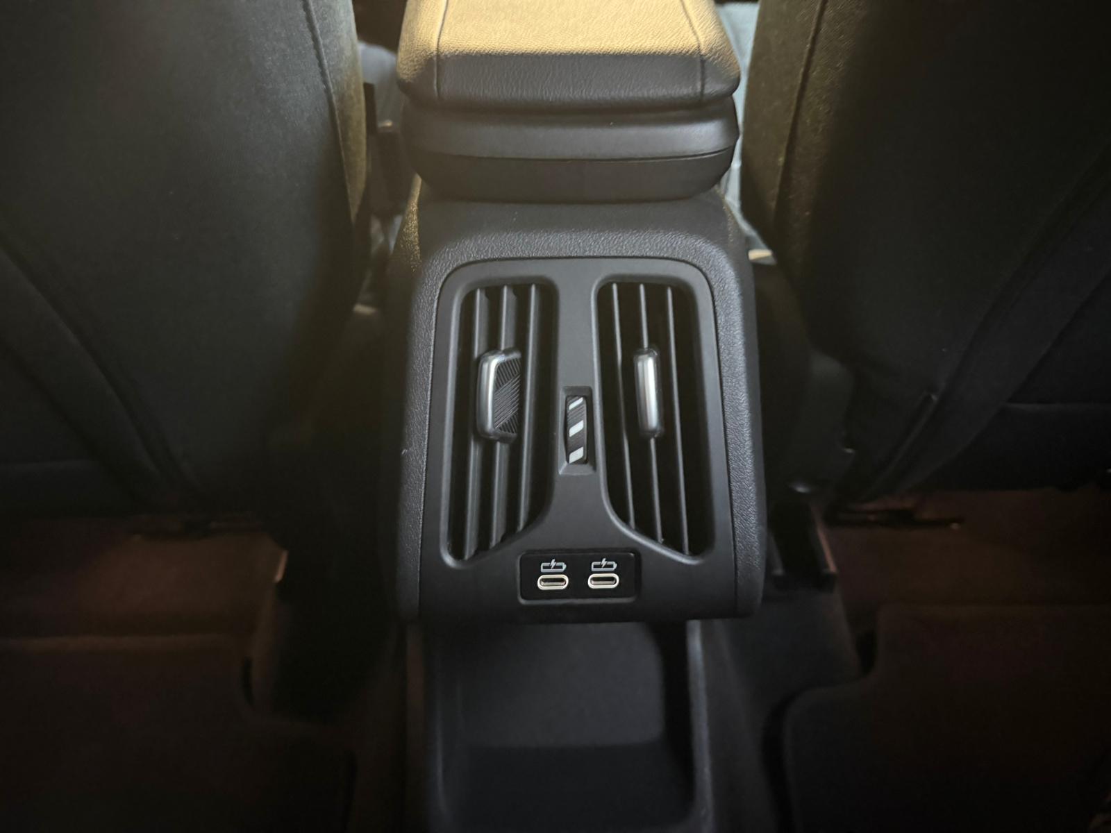 BMW X1 23i xDrive-image-11