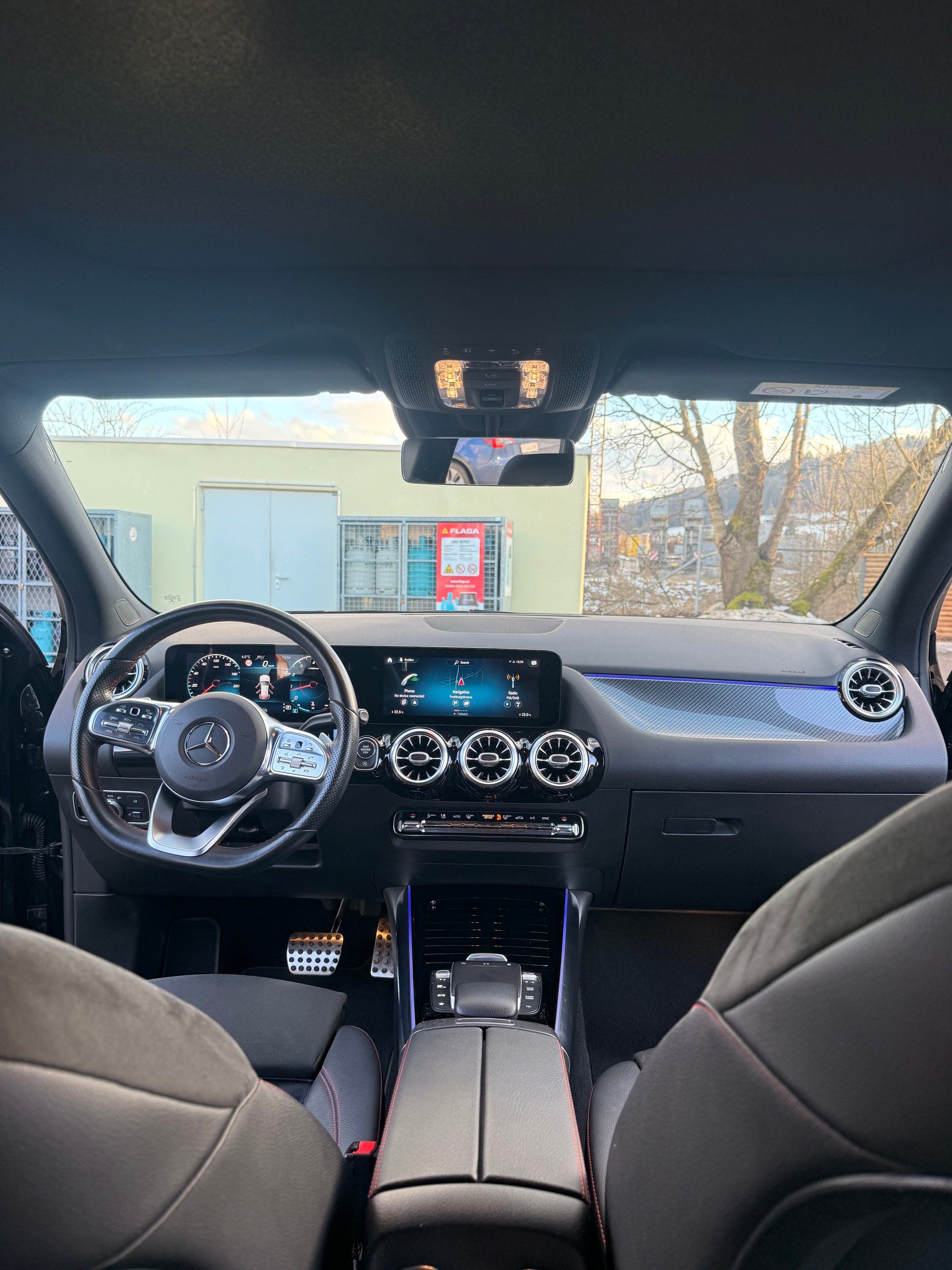 MERCEDES-BENZ GLA 200 AMG Line 7G-DCT-image-4