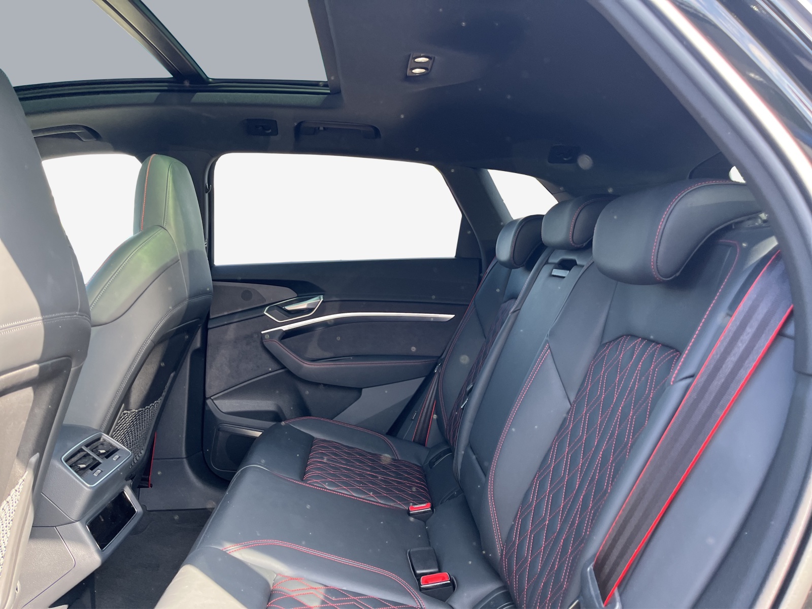 AUDI Q8 55 e-tron Black Edition quattro-image-10