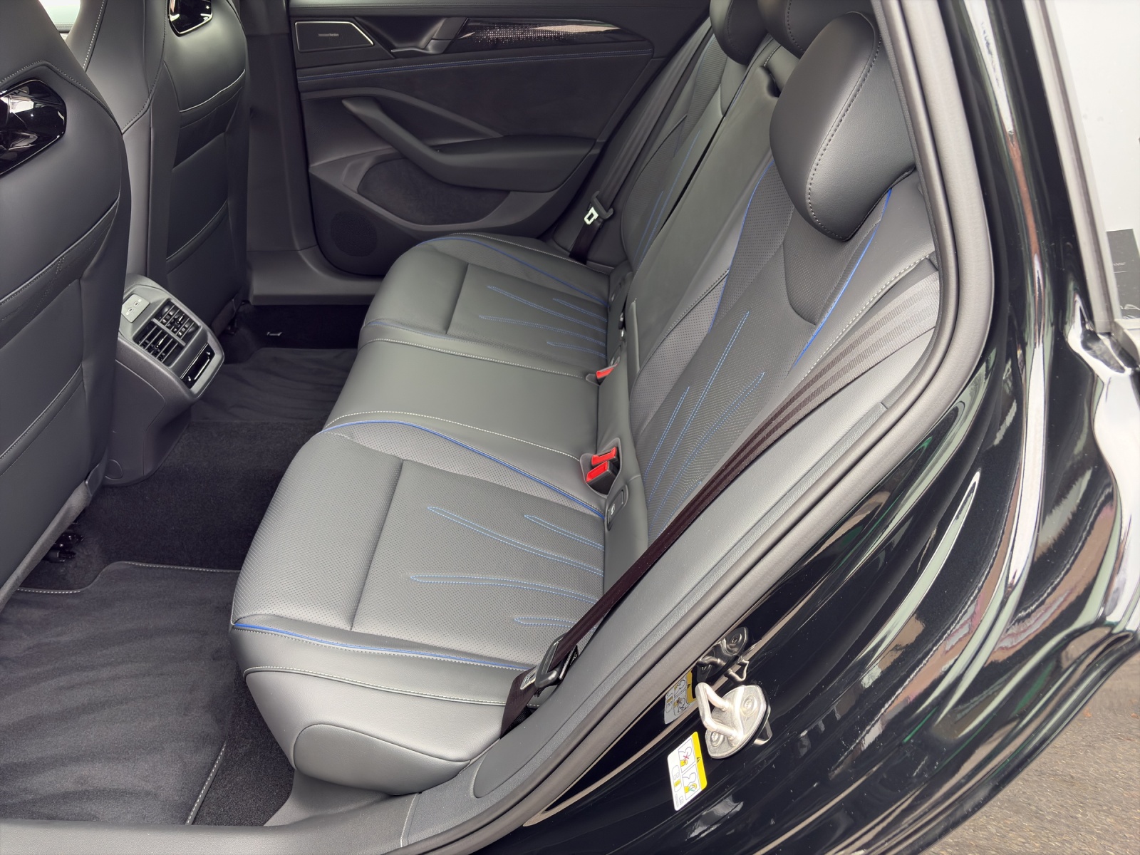 VW Passat Variant 2.0 TSI evo4 R-Line 4 Motion DSG-image-11