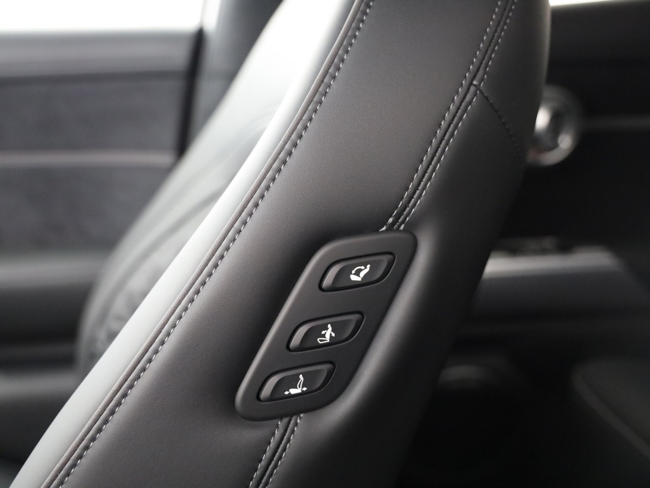 GENESIS GV60 77.4 kWh Sport Plus AWD-image-6