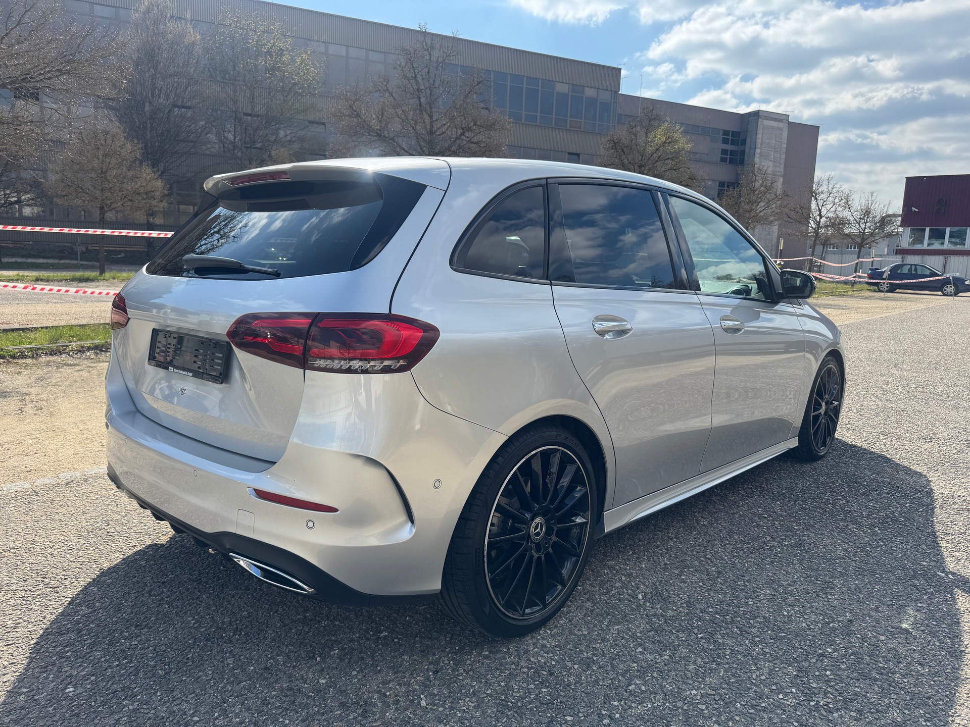 MERCEDES-BENZ B 220 4Matic AMG Line 7G-DCT-image-2