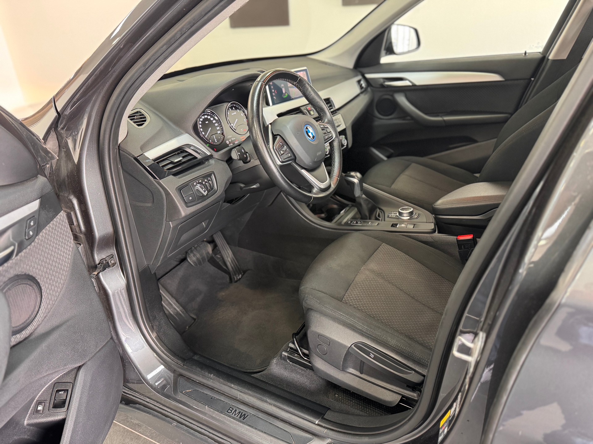 BMW X1 xDrive 25e Advantage Edition Steptronic *CH-Fahrzeug / 1.Hand / LED / Rückfahrkamera / Apple Carplay / Navigation Plus*-image-6