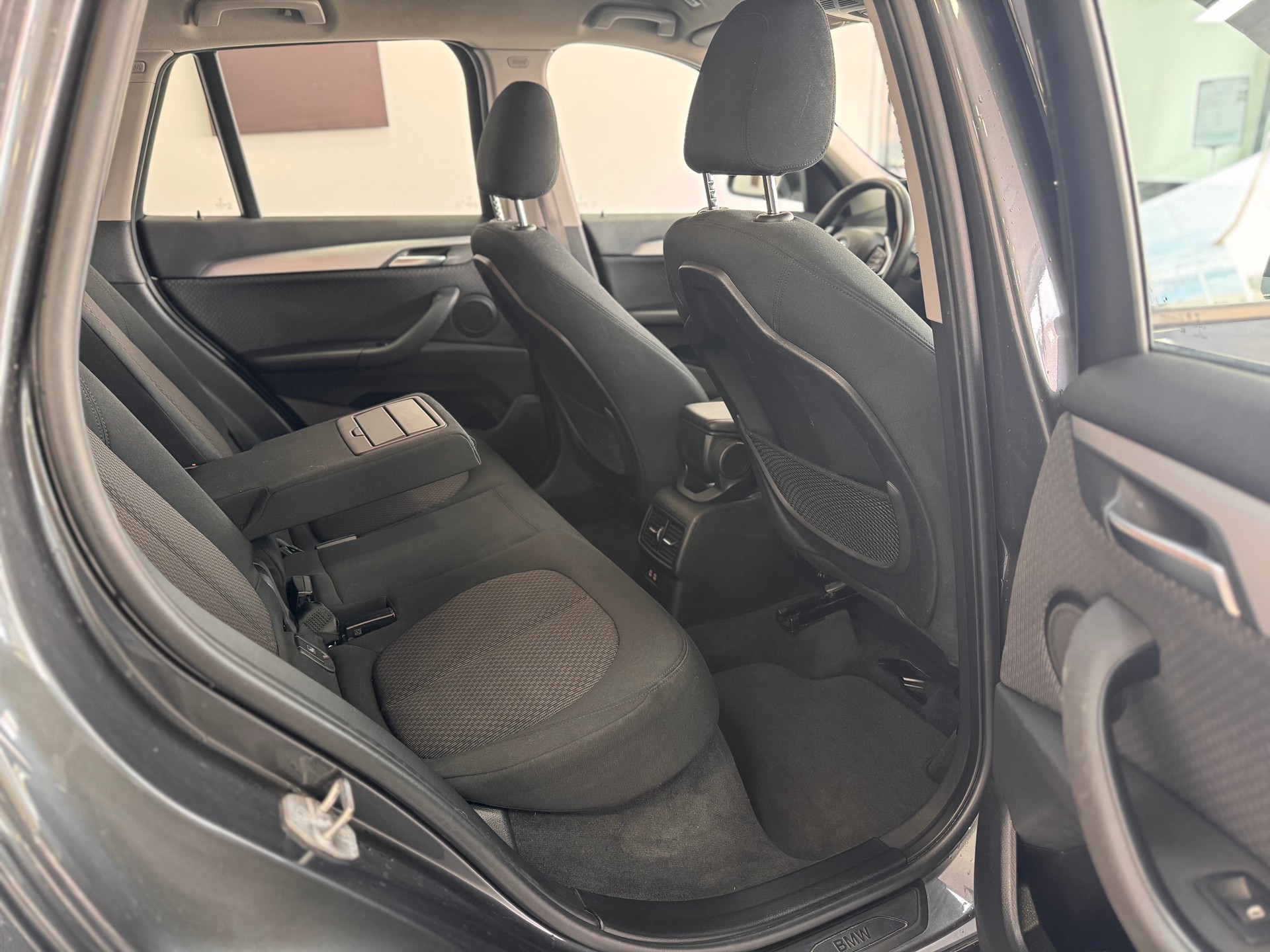 BMW X1 xDrive 25e Advantage Edition Steptronic *CH-Fahrzeug / 1.Hand / LED / Rückfahrkamera / Apple Carplay / Navigation Plus*-image-9