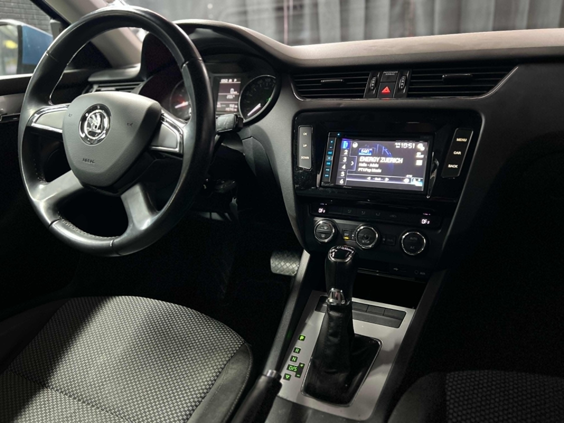 SKODA Octavia Combi 1.8 TSI Elegance DSG-image-16