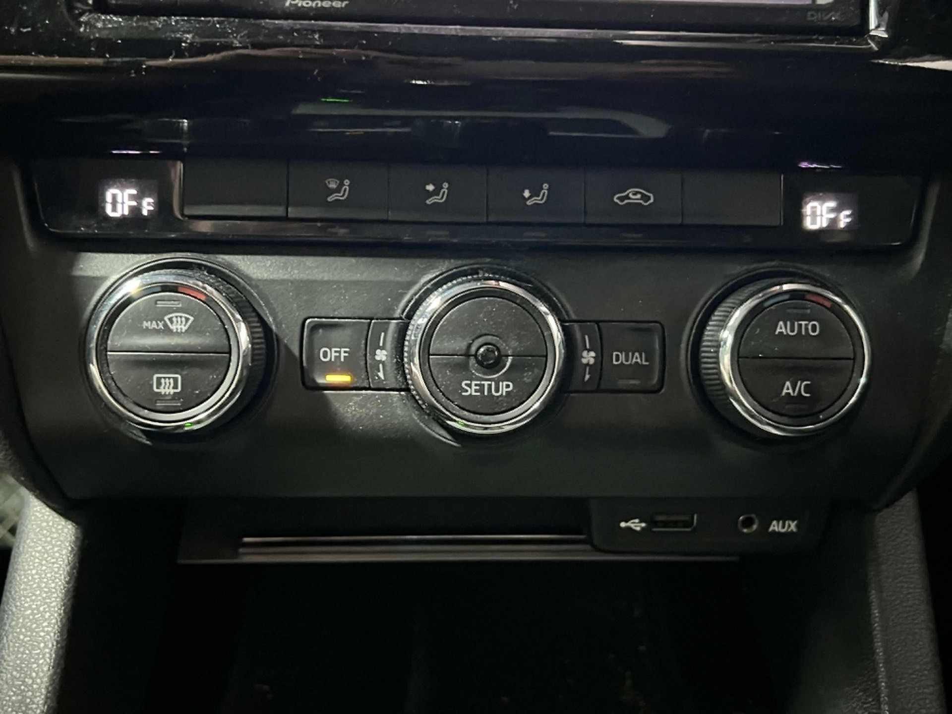SKODA Octavia Combi 1.8 TSI Elegance DSG-image-14