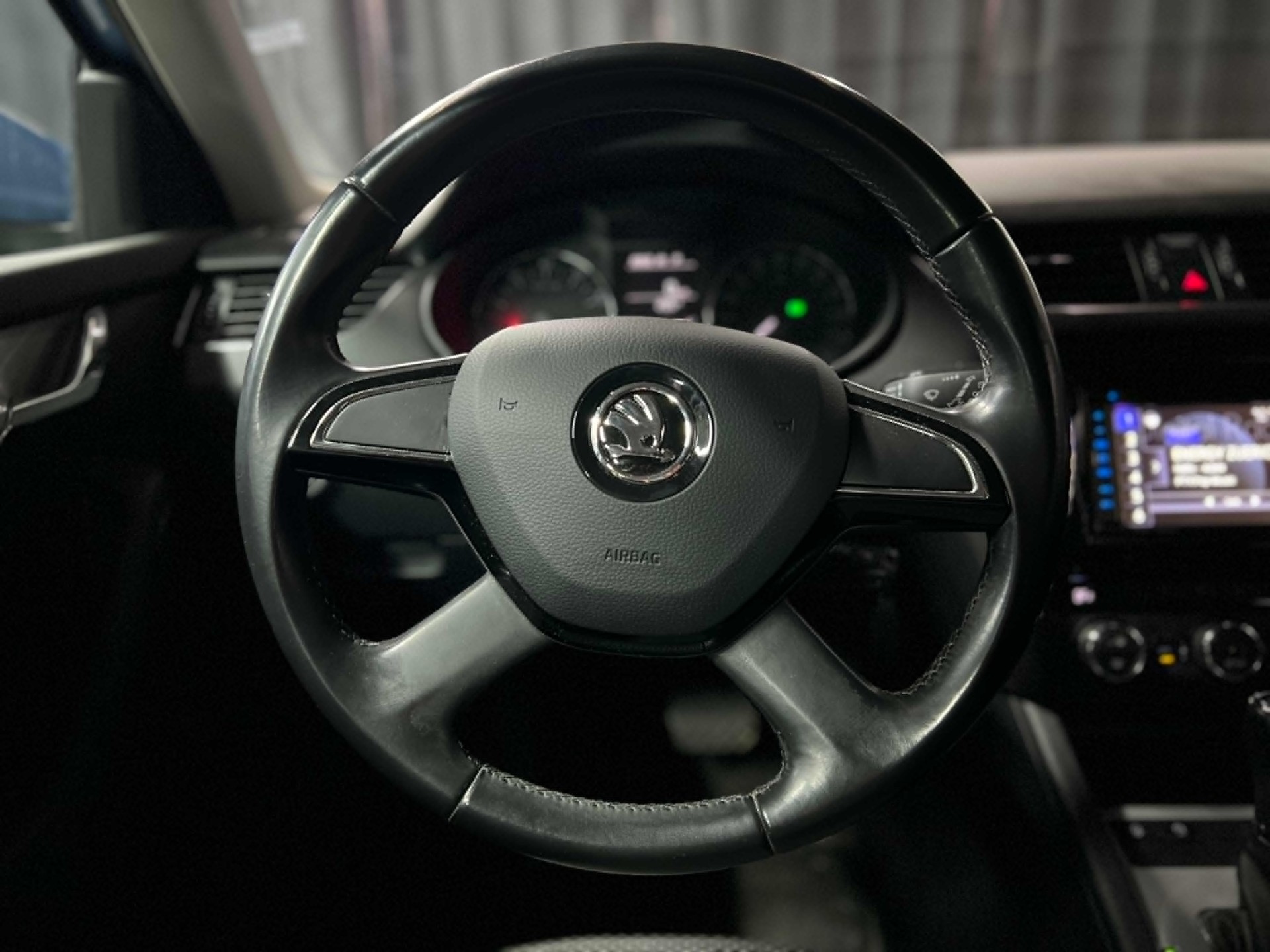 SKODA Octavia Combi 1.8 TSI Elegance DSG-image-17