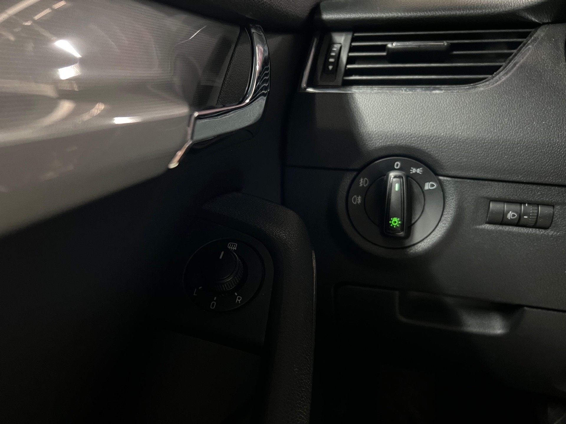 SKODA Octavia Combi 1.8 TSI Elegance DSG-image-10
